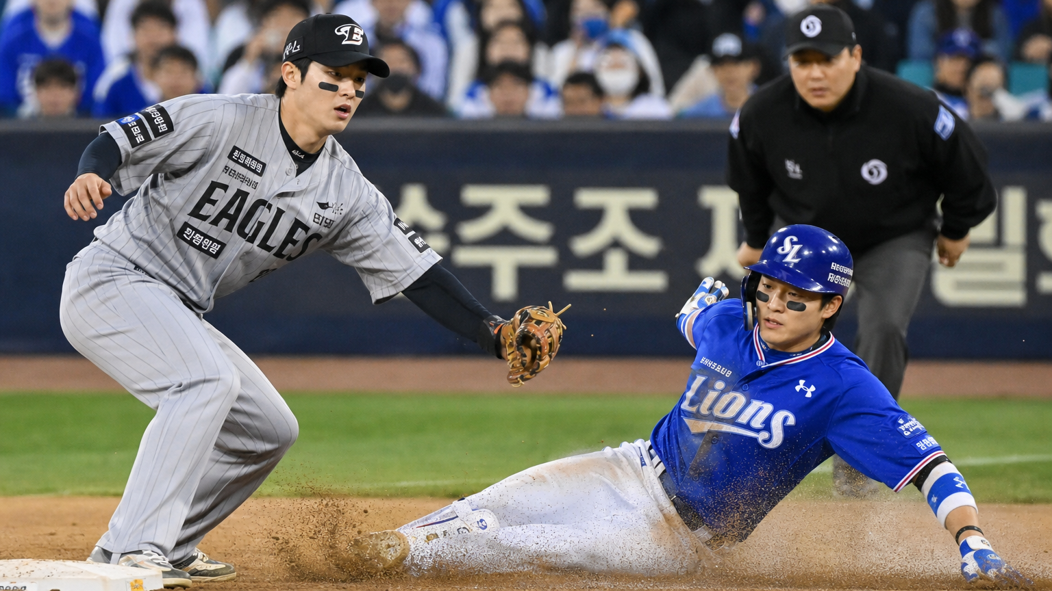 한화 이글스와 삼성 라이온즈 선수들이 경기장에서 역동적인 모습으로 경합 중인 장면
