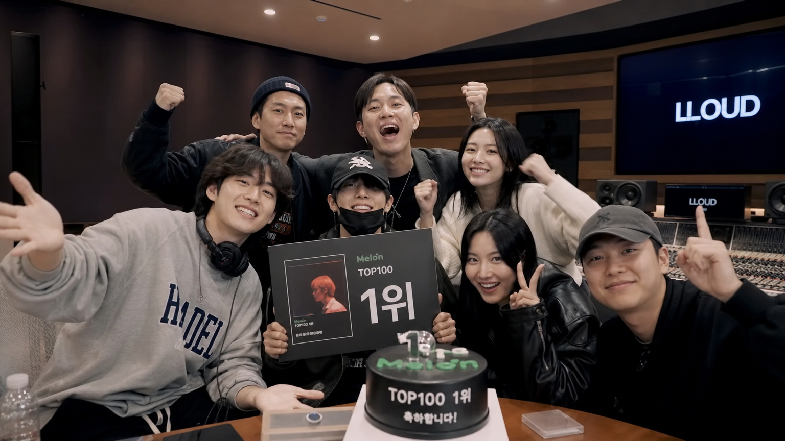 현대적인 스튜디오에서 새로운 앨범 발매를 축하하는 한국인 성인 그룹