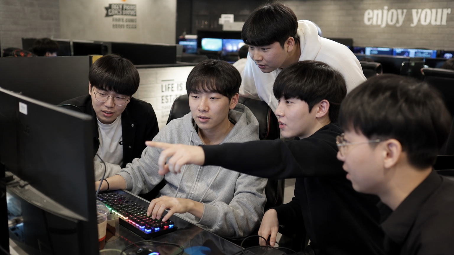 온라인 게이밍 커뮤니티에서 팁과 전략을 공유하는 한국 게이머들 모습