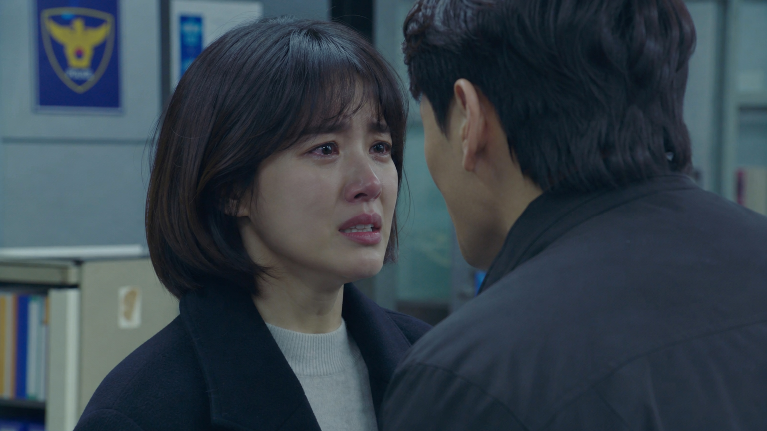 경찰서 세트장에서 감정 깊은 연기를 펼치는 배우들의 드라마 장면