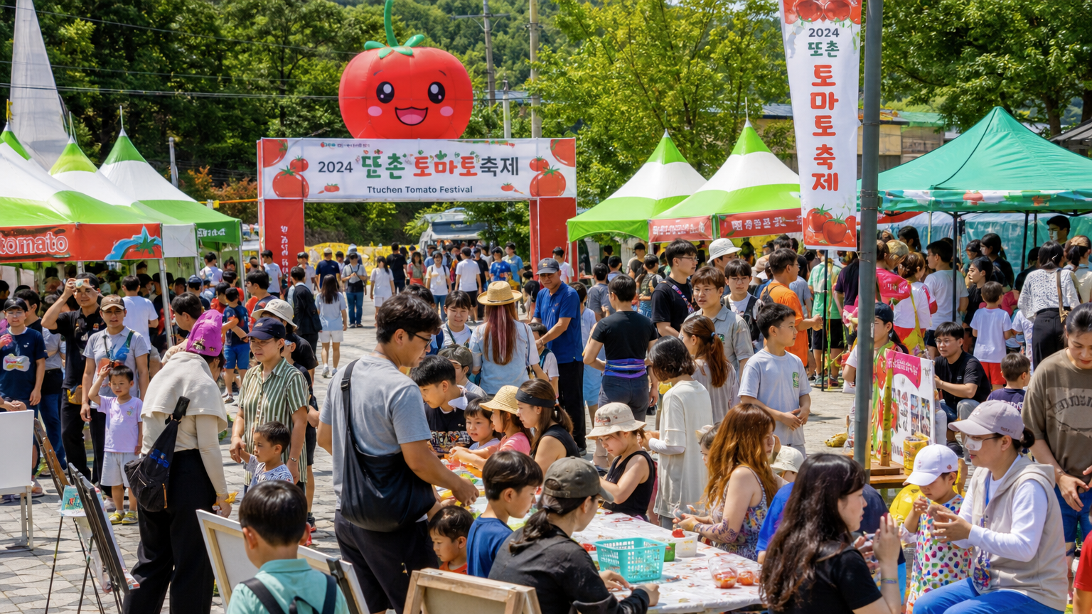 여름날 퇴촌 토마토 축제에서 다양한 활동을 즐기는 가족들