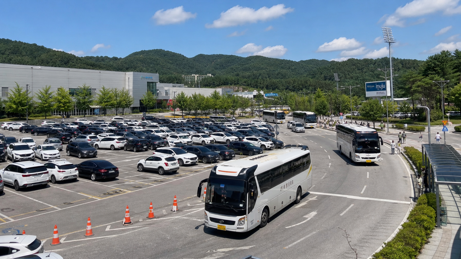 무주IC 근처 주차장에서 운행되는 셔틀버스와 많은 차량들의 모습