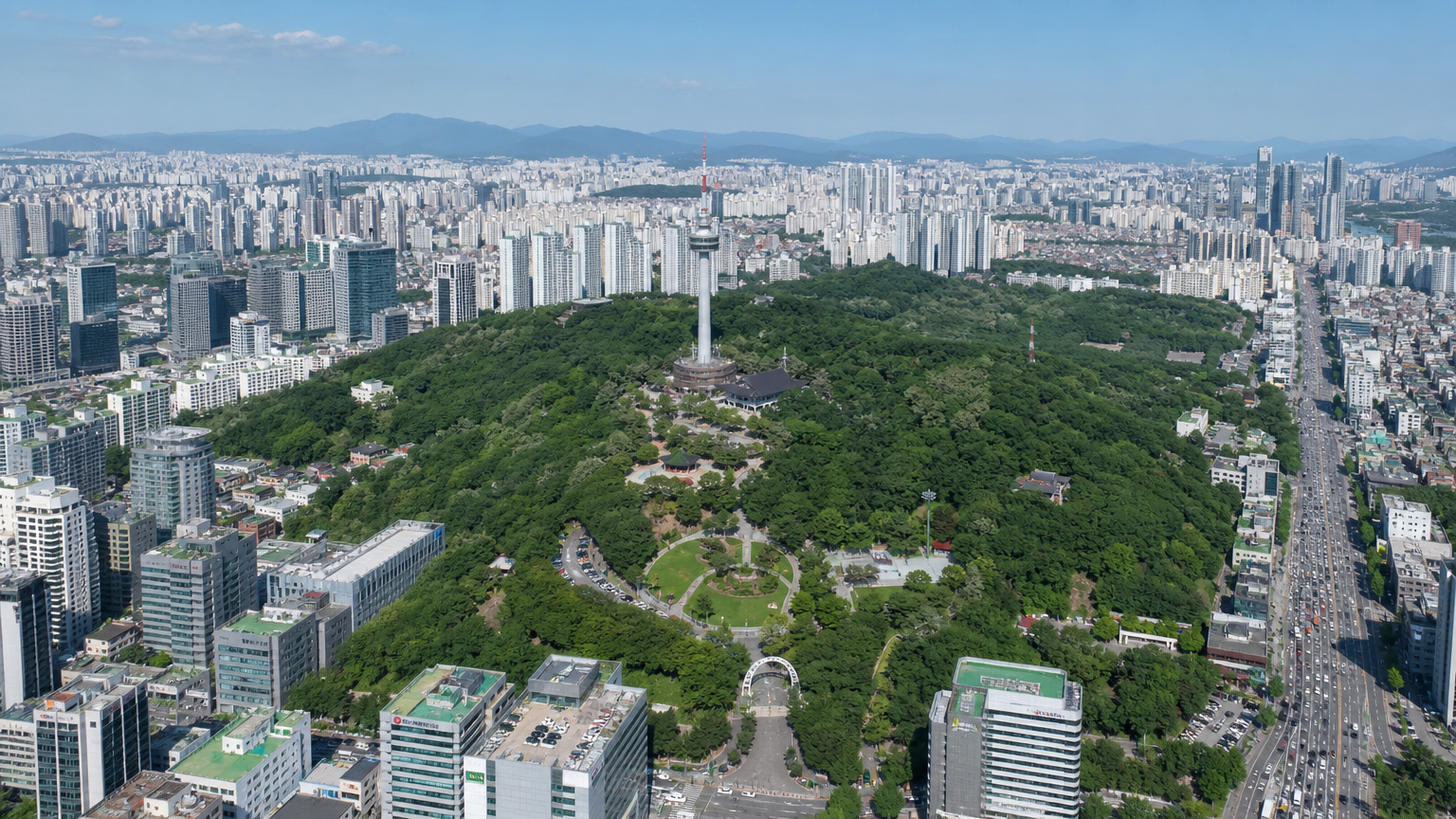 서울 목동의 빌딩 사이에 위치한 녹색 공간 용왕산 공원의 전경