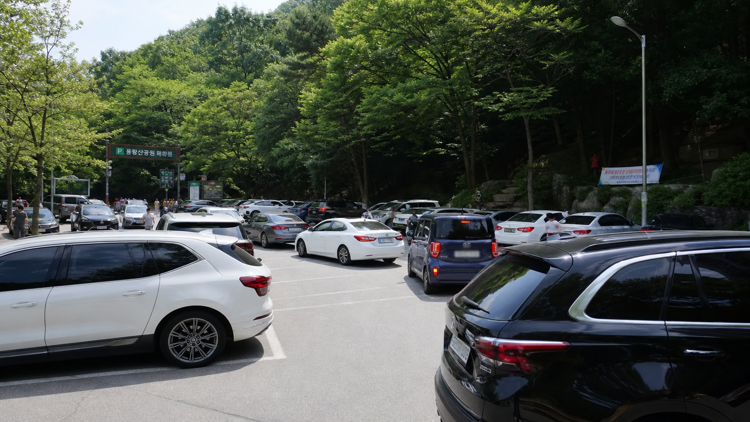 주말에 차량으로 가득 찬 작은 주차장의 혼잡한 모습