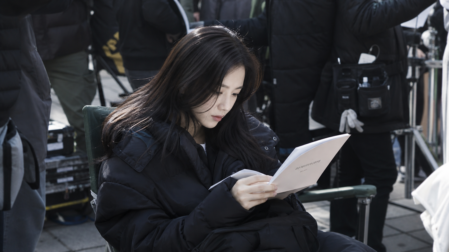 촬영 현장에서 대본에 몰두하고 있는 여배우의 모습