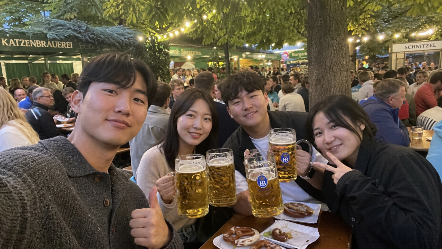 친구들이 예약 없이 자발적으로 방문하여 맥주 정원과 소규모 텐트를 탐험하는 모습