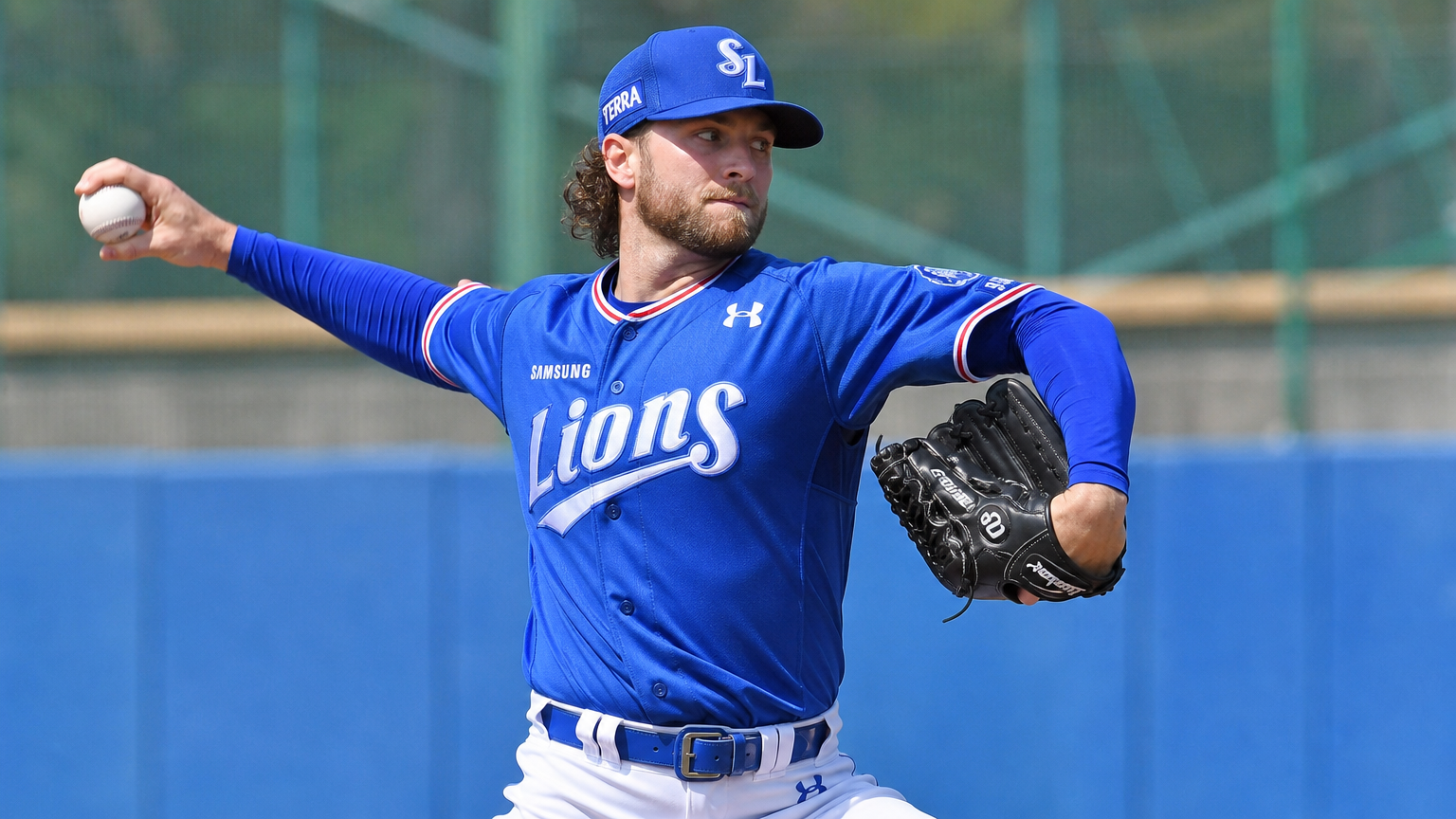 삼성 라이온즈 유니폼을 입고 강속구를 던지는 크리스 페덱 선수