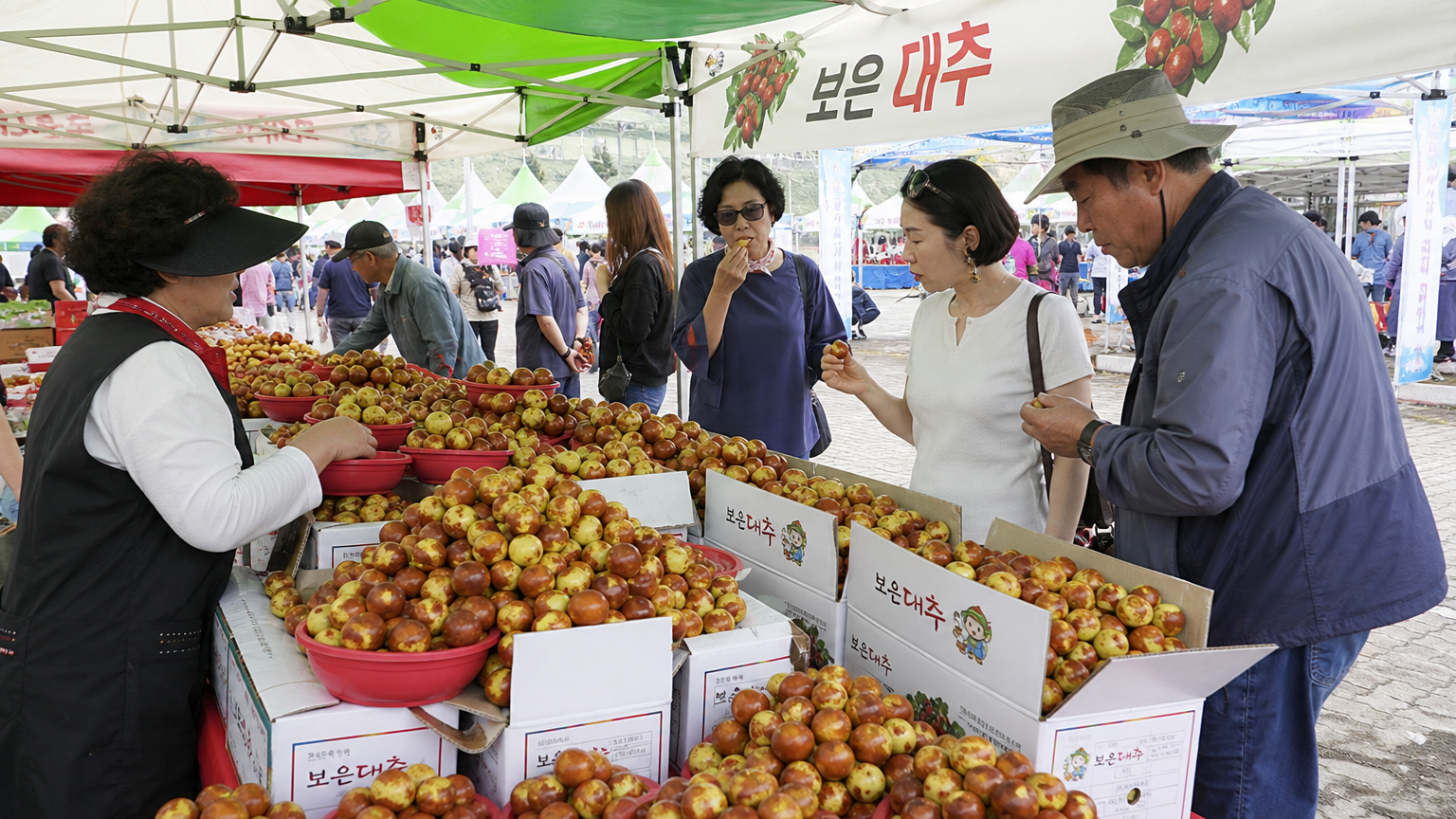 축제장에서 고객들이 직접 맛보고 구매할 수 있는 신선한 생대추 더미