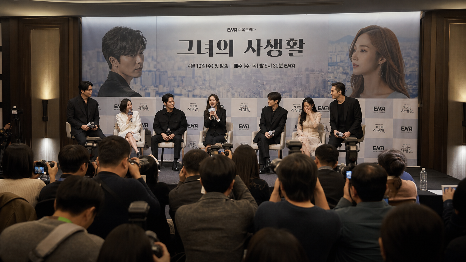 서울 마포구의 세련된 호텔에서 열린 활기찬 기자회견 현장