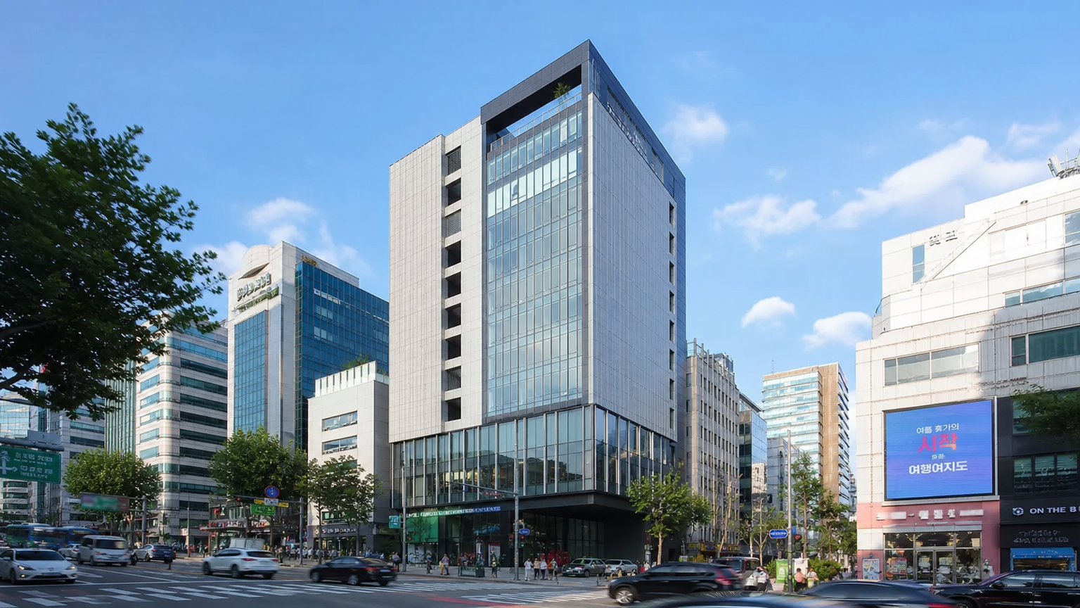 서울 서초구 다보빌딩이 현대적인 도시 풍경과 함께 묘사됨