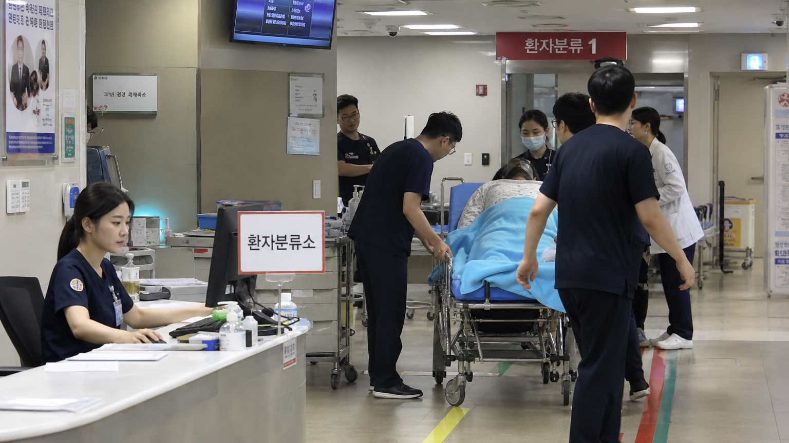 응급실에서 빠르고 친절하게 대응하는 간호사와 직원들