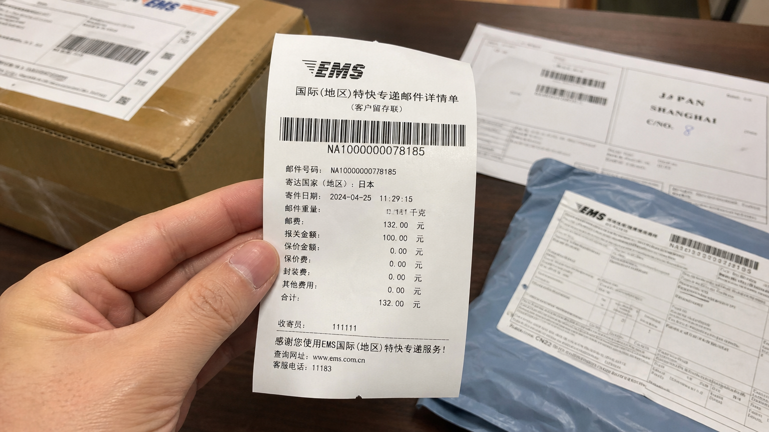 테이블 위에 놓인 다양한 송장과 함께 영수증의 추적 번호를 들고 있는 손