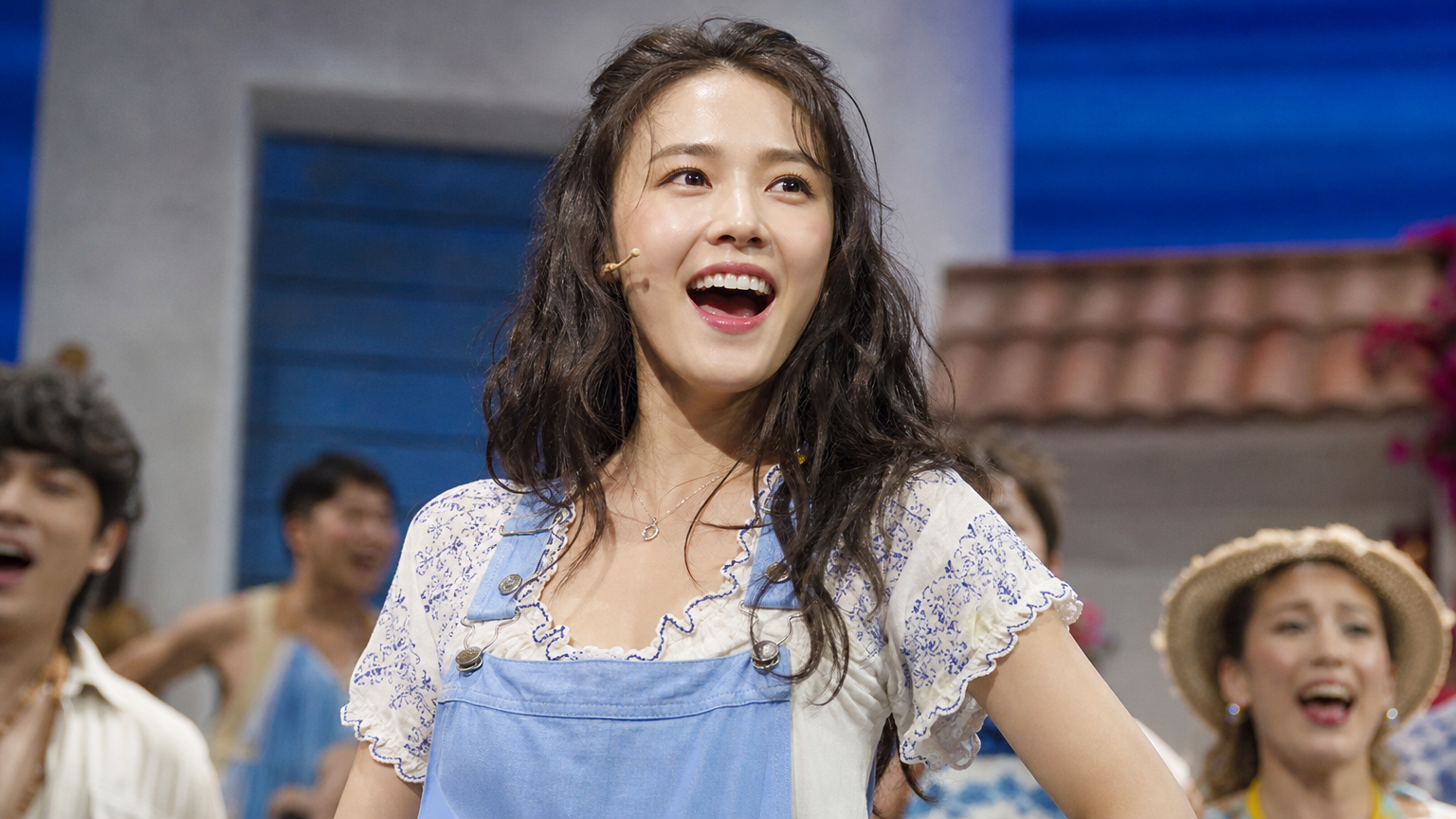 활기찬 뮤지컬 넘버 속 소피 역할로 매력을 발산하는 한국 여배우