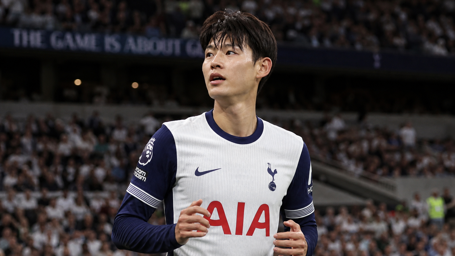 주요 리그 경기에서 팀 유니폼을 입고 결연한 표정으로 데뷔하는 프로 축구 선수