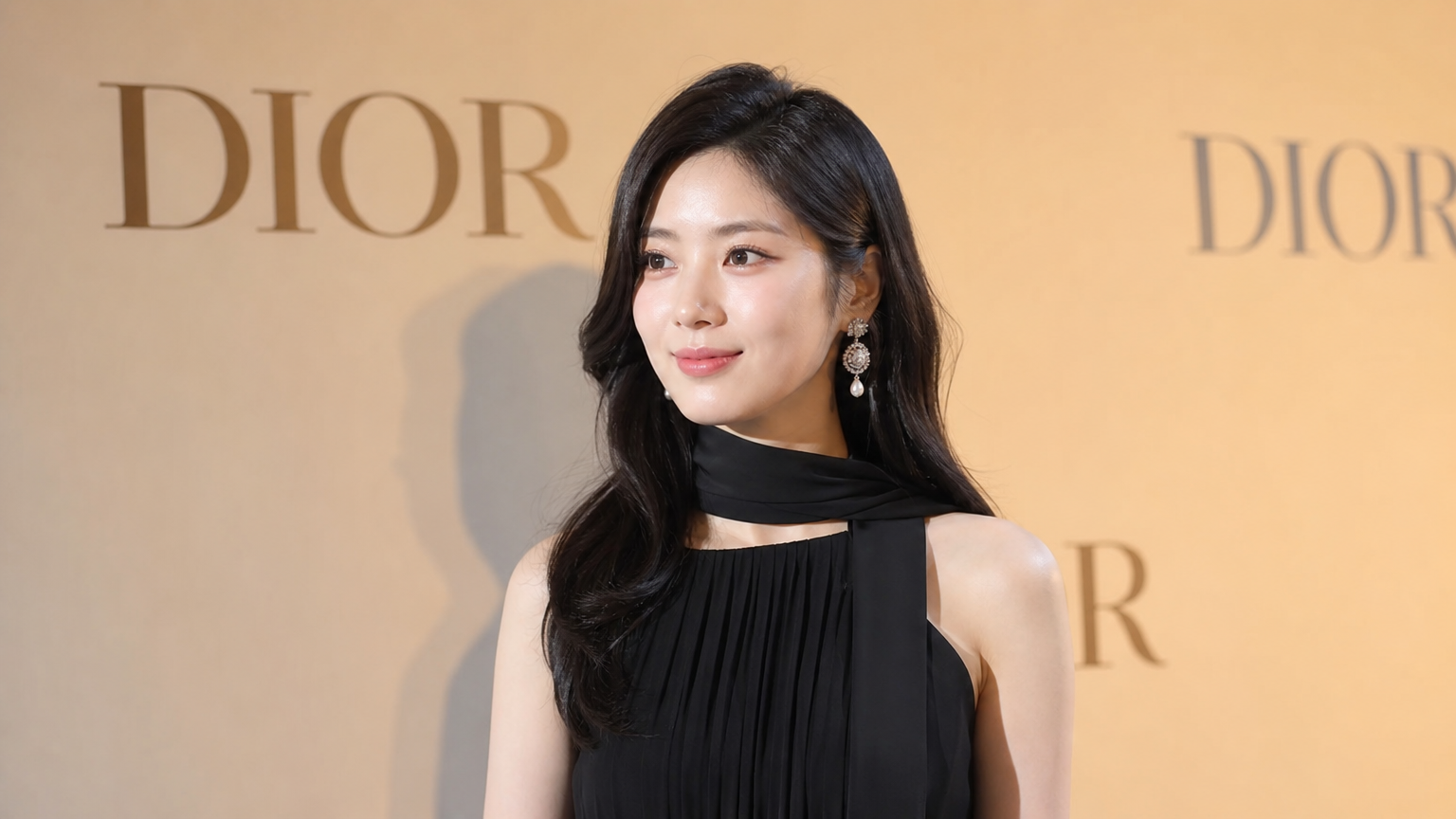 서울 행사에 참석하여 화려한 주얼리를 선보이는 앰버서더의 모습