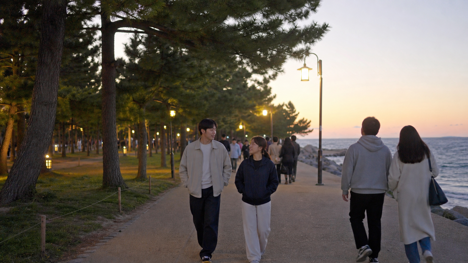 강릉 공원에서 저녁 산책을 즐기는 사람들