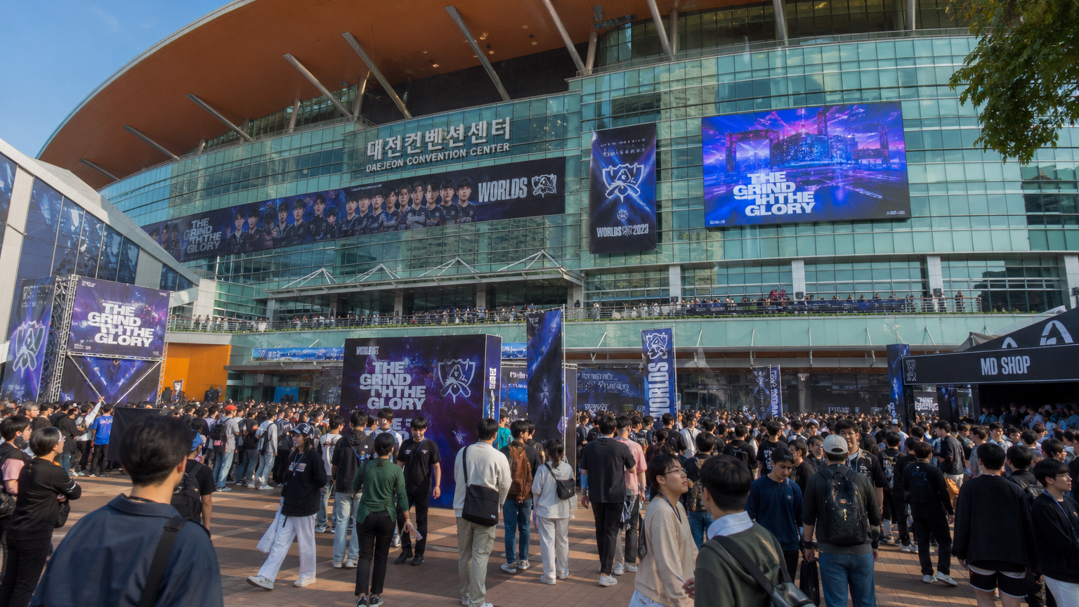 대전컨벤션센터의 현대적 건축과 리그 오브 레전드 테마로 꾸며진 현장