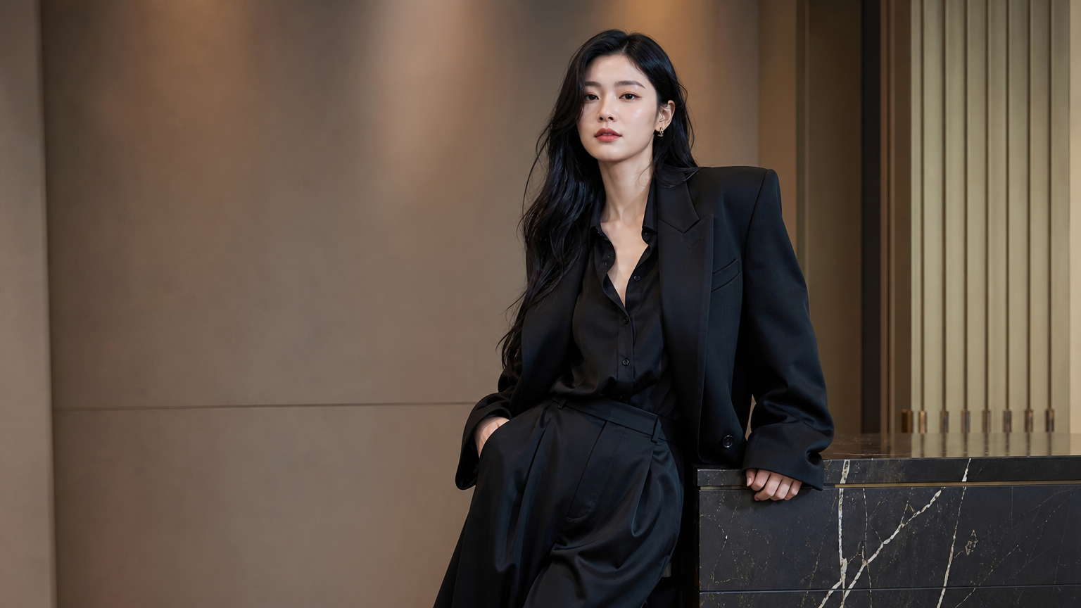 올블랙 셋업을 입고 우아함과 카리스마를 뽐내는 김유정