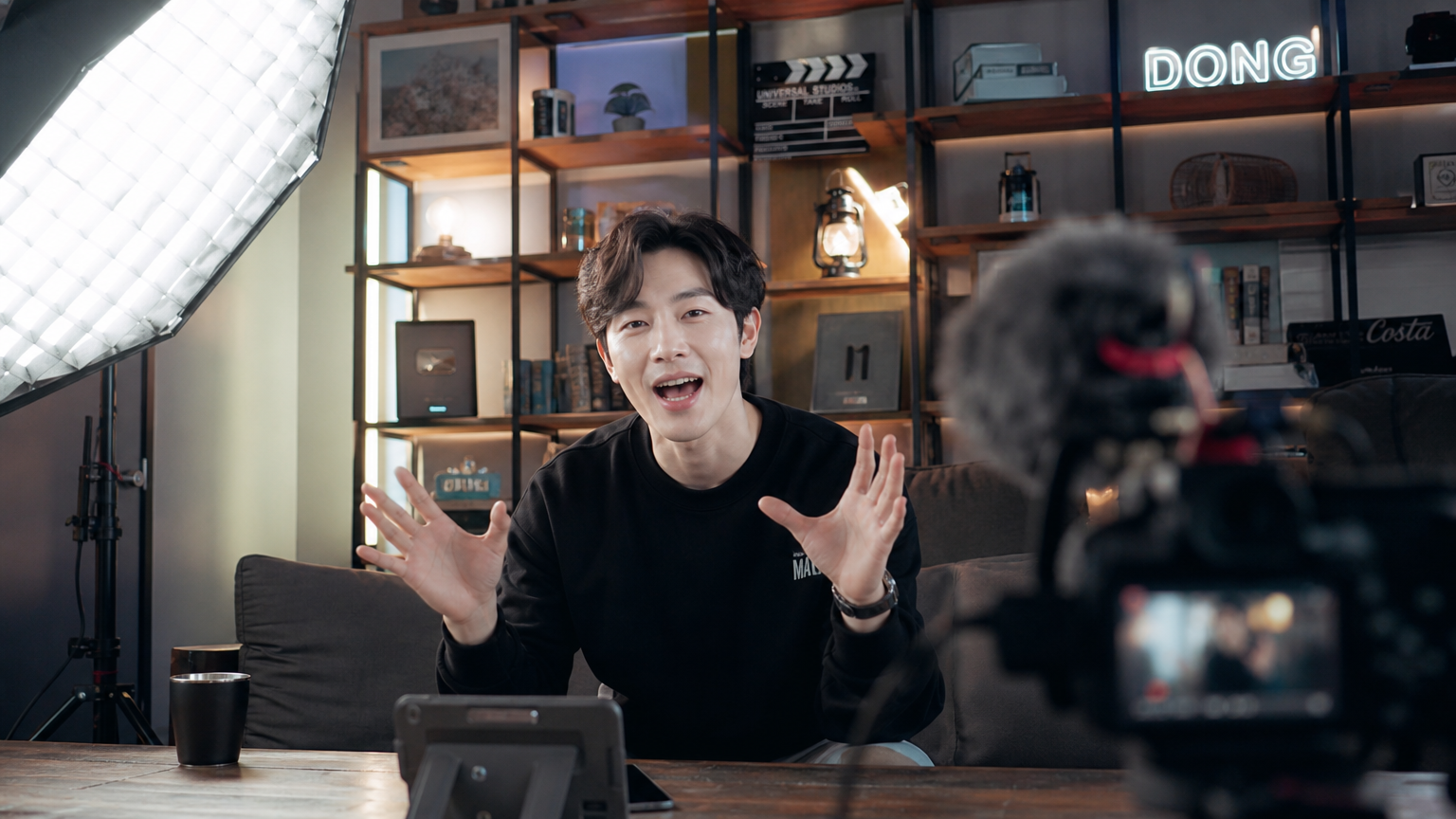 세련된 홈 스튜디오에서 촬영 장비를 활용해 유튜브 영상을 제작하는 한국 연예인
