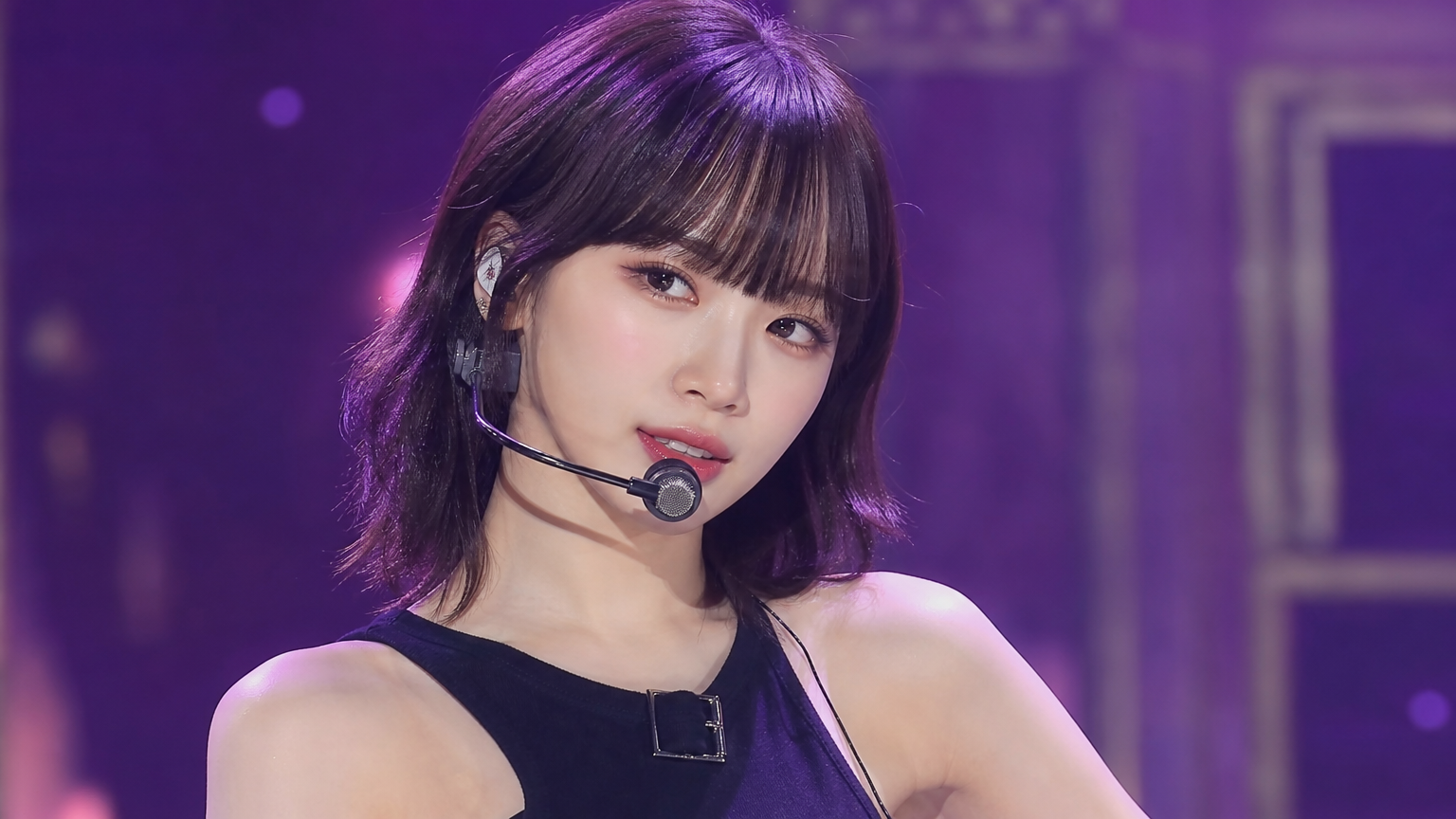 무대 위에서 중단발 허쉬컷 헤어스타일을 선보이는 김채원의 세련된 모습