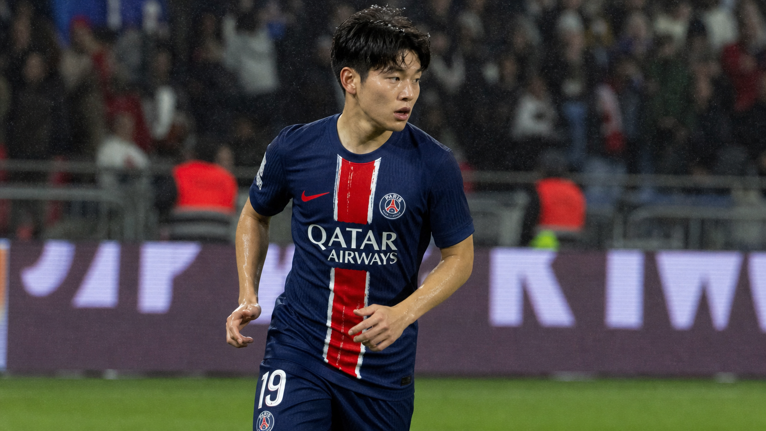 유럽 무대에서 활동 중인 젊은 축구 선수의 역동적인 모습