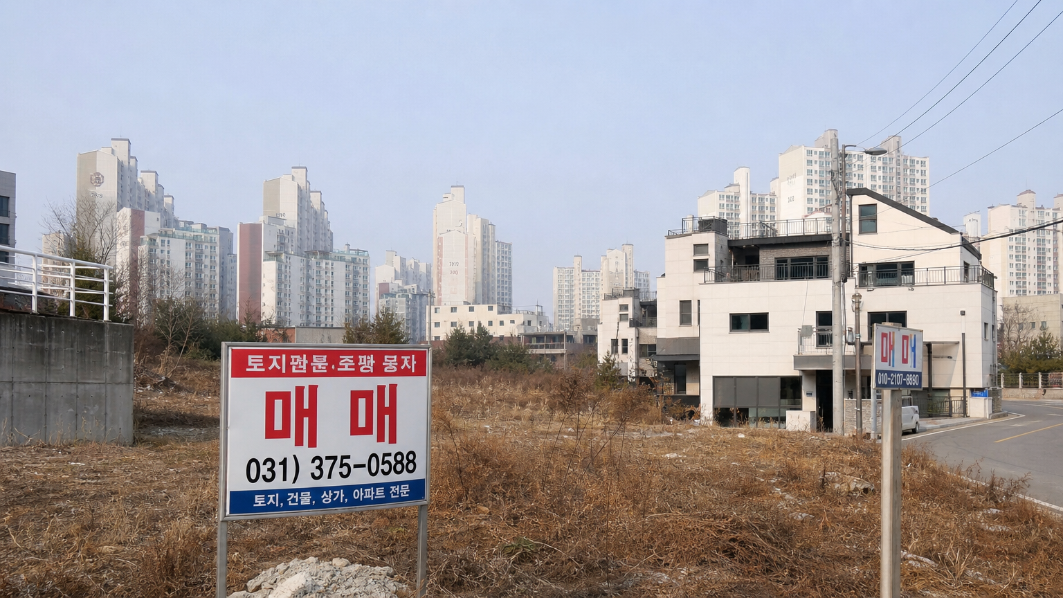 매물 표지판과 빈 건물이 있는 한국 지역의 부동산 시장 장면