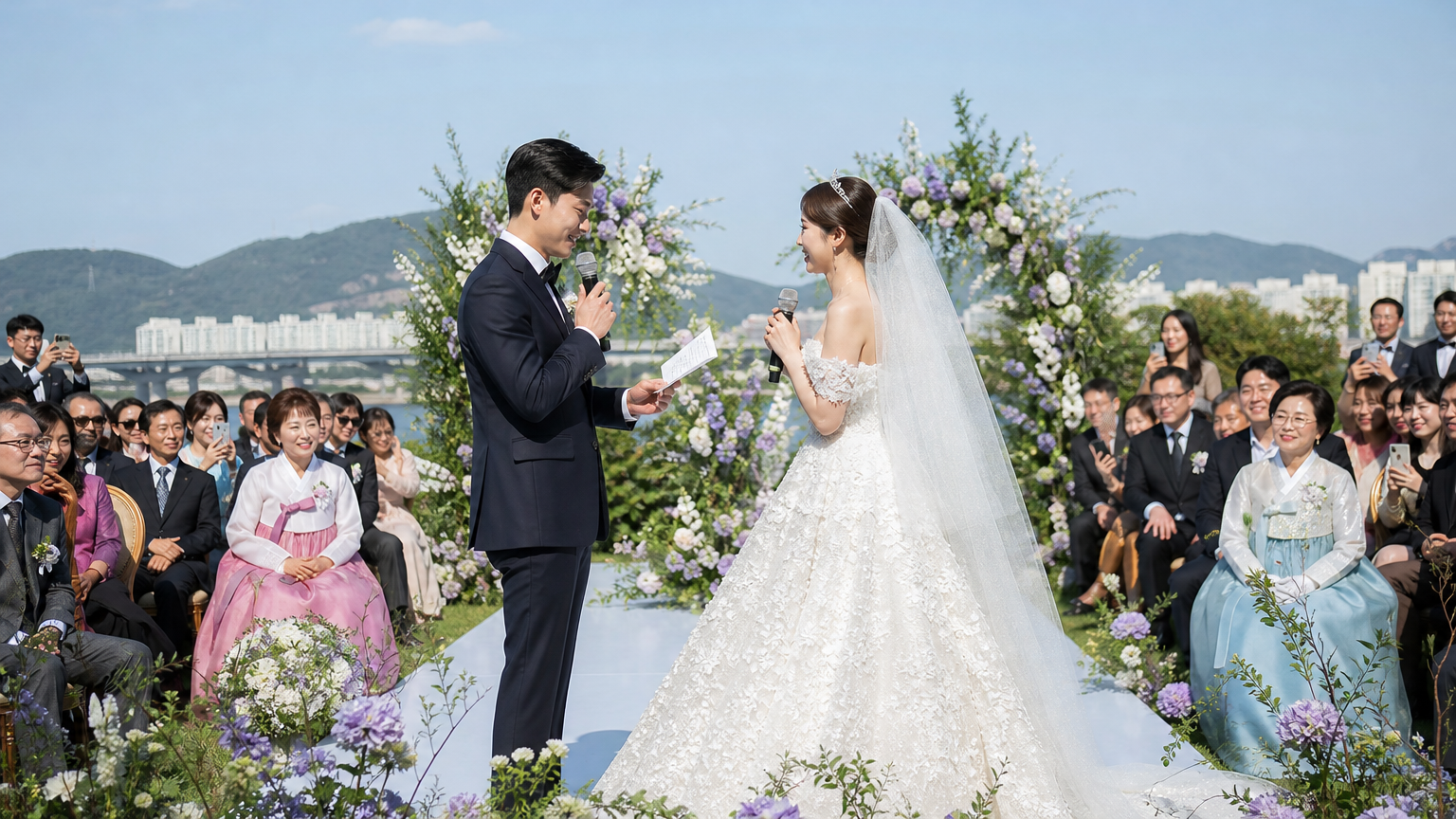 야외에서 열린 한국 현대 결혼식 장면으로 신랑신부가 가족과 친구들 앞에서 서약하는 모습