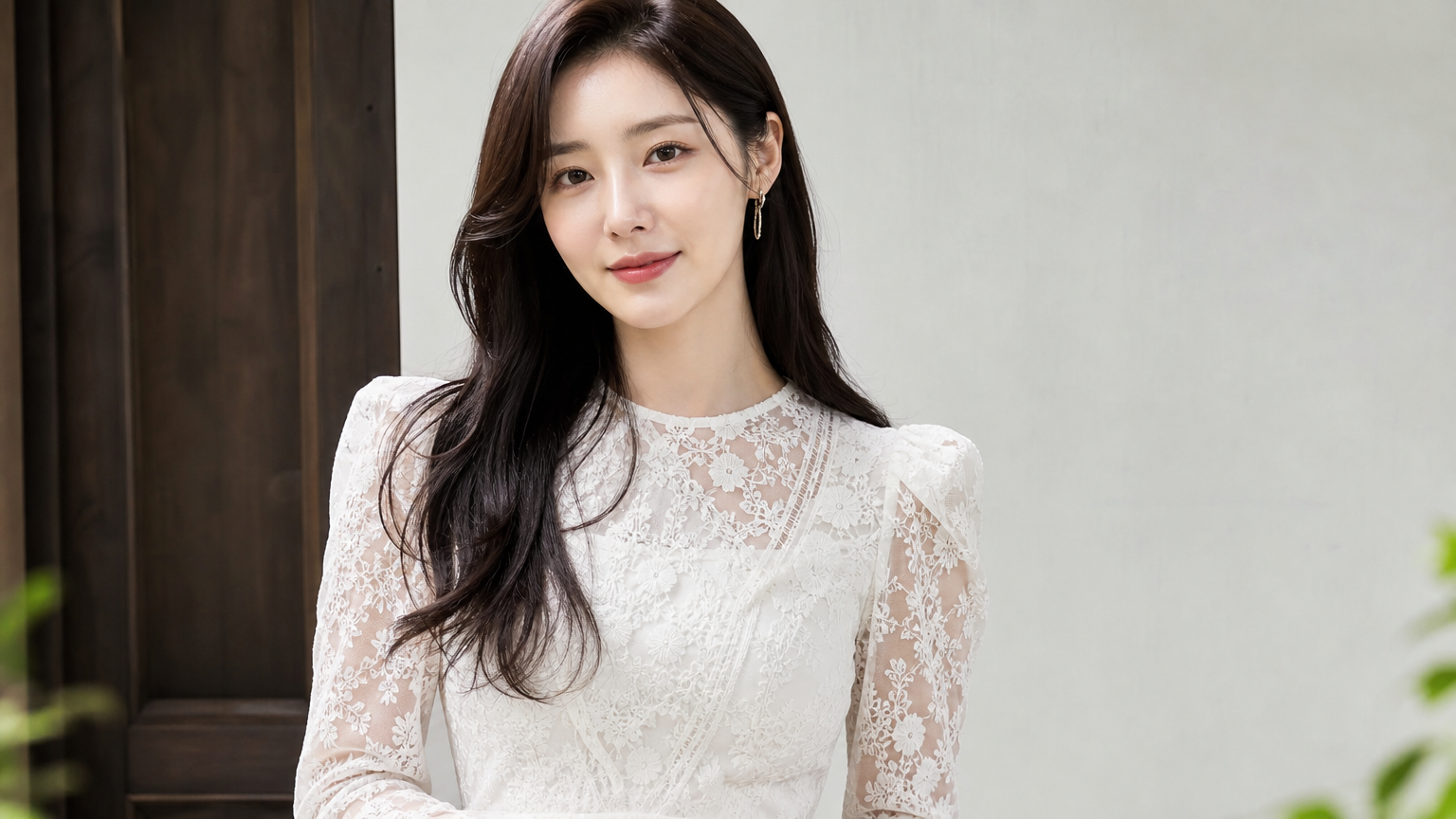 현대적이고 세련된 화이트 레이스 패션을 선보이는 여배우의 모습