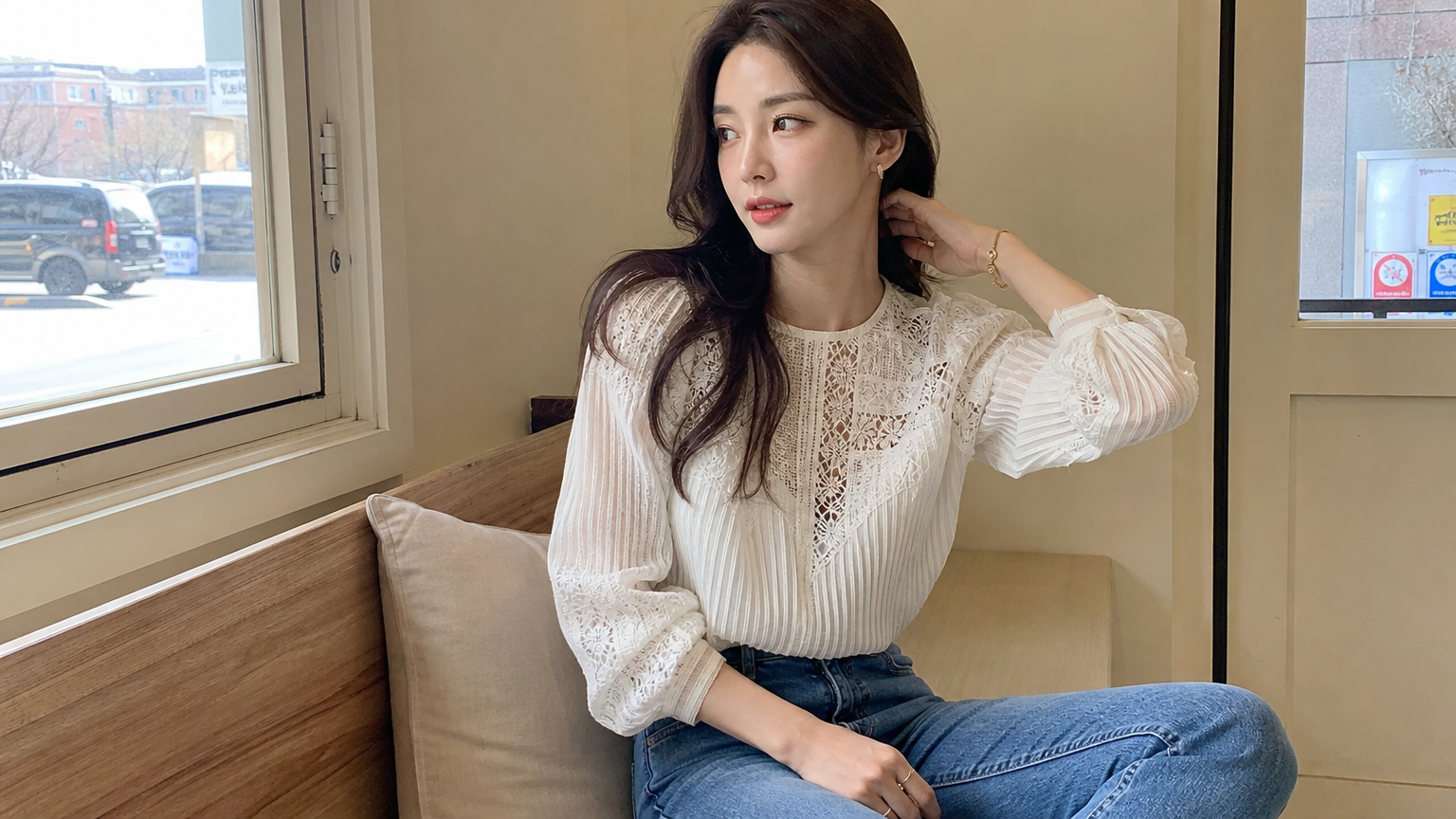 데님 팬츠와 매치한 레이스 블라우스를 입고 있는 여성의 일상적인 스타일