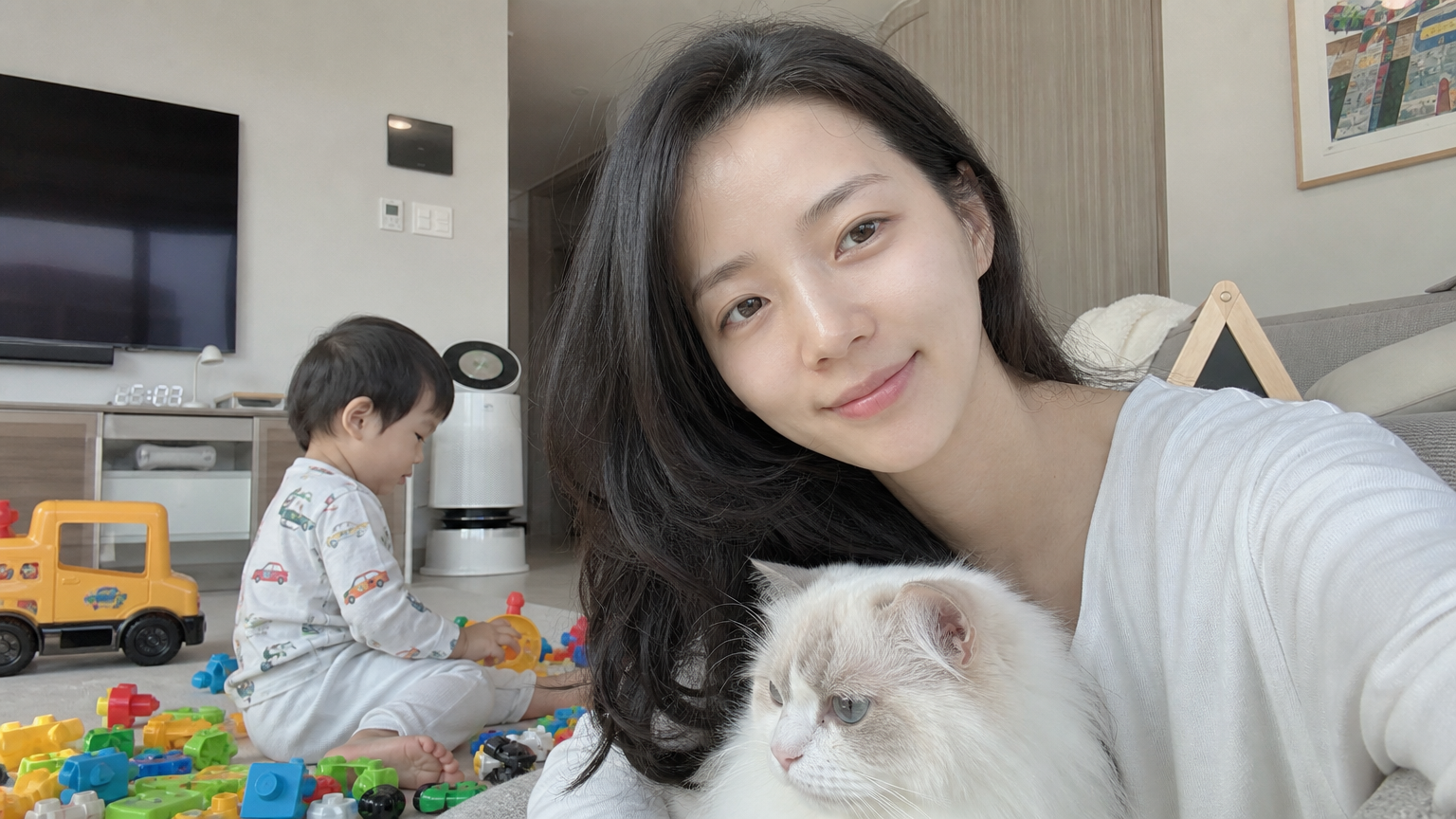 집에서 반려묘와 어린 아이와 함께 일상을 인스타그램으로 공유하는 한국 여배우의 편안한 모습