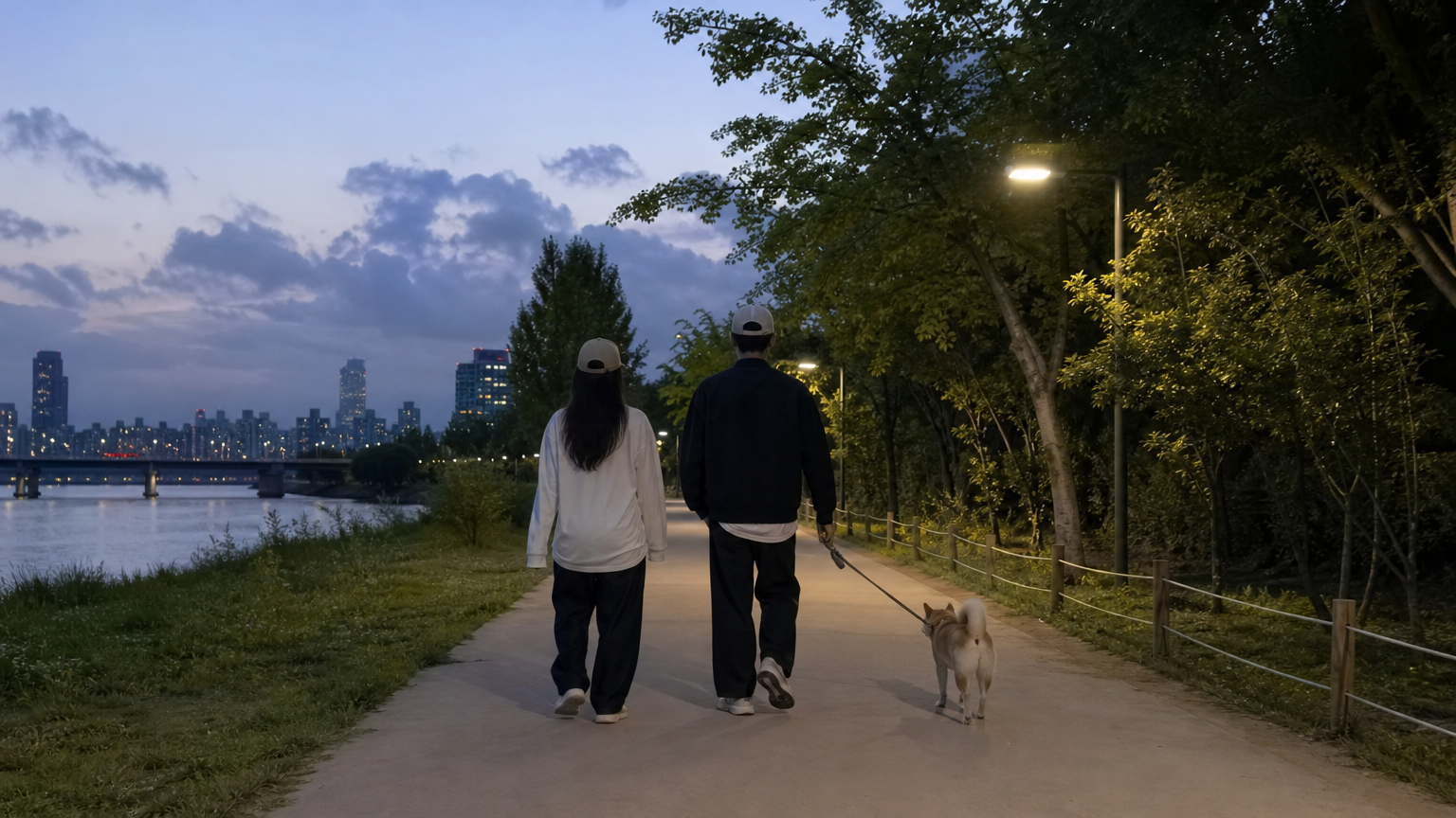마포구 공원에서 반려견과 함께 산책하며 조용히 시간을 보내는 커플