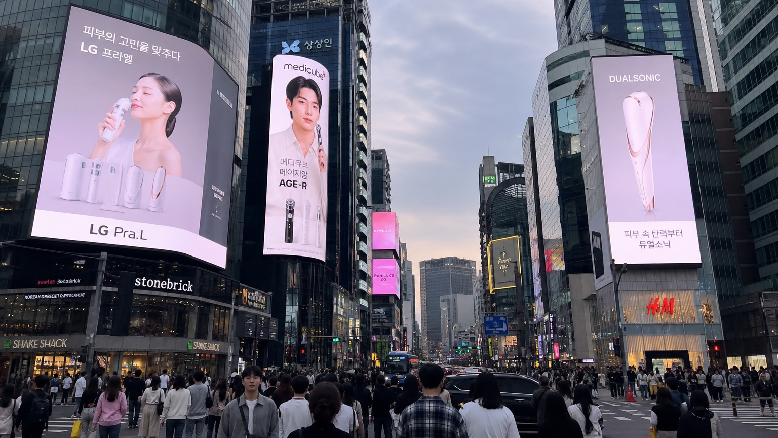 서울 도심 속 디지털 광고판에 다양한 홈 뷰티 기기들이 전시된 모습