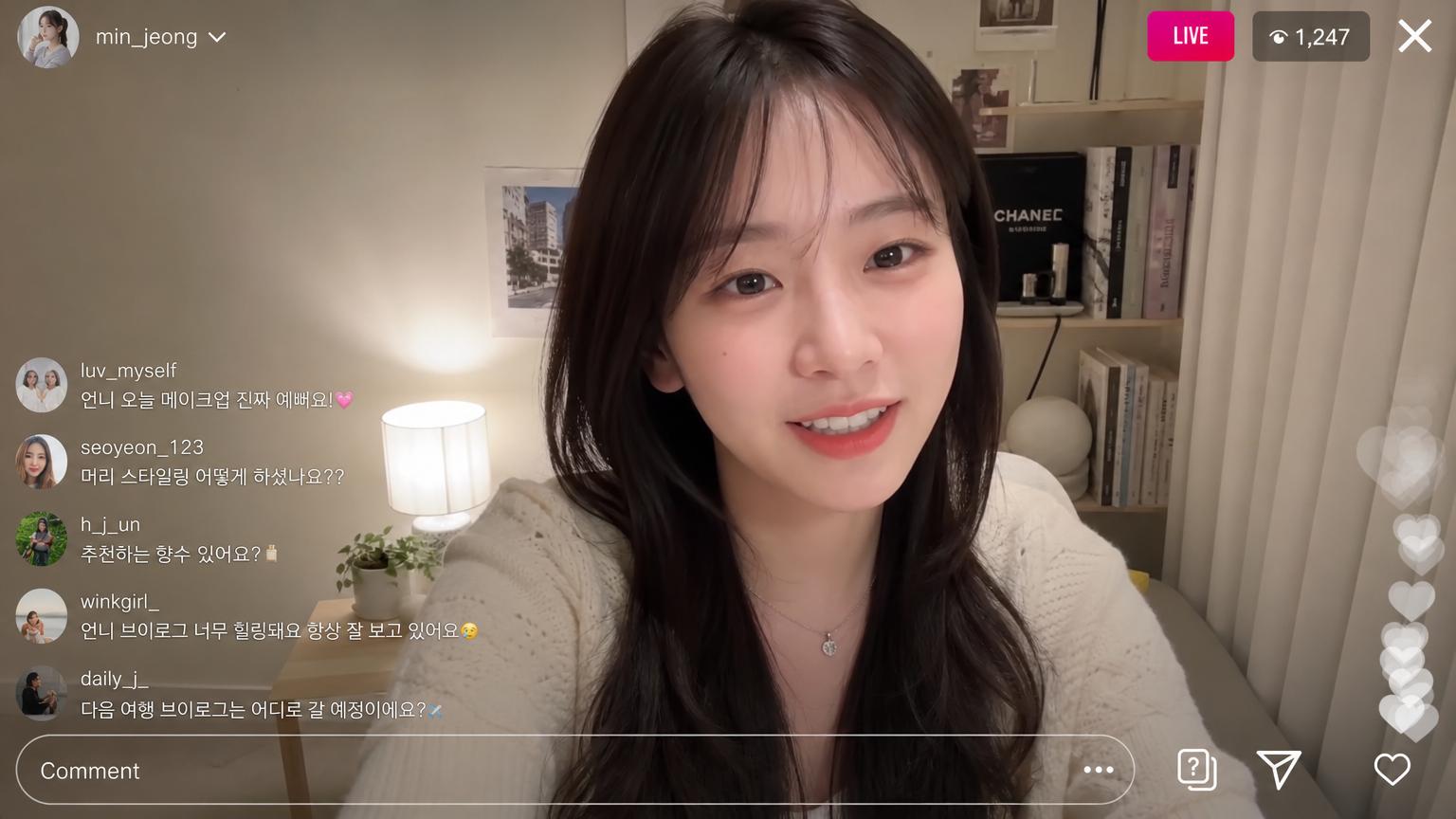 아늑한 방에서 실시간 Q&A를 진행하는 인플루언서의 모습