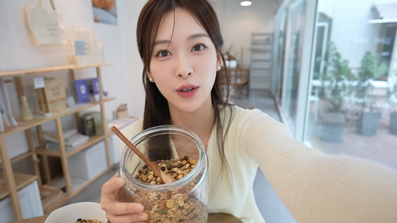 활기찬 비주얼로 숏폼 영상을 촬영하는 콘텐츠 제작자의 모습
