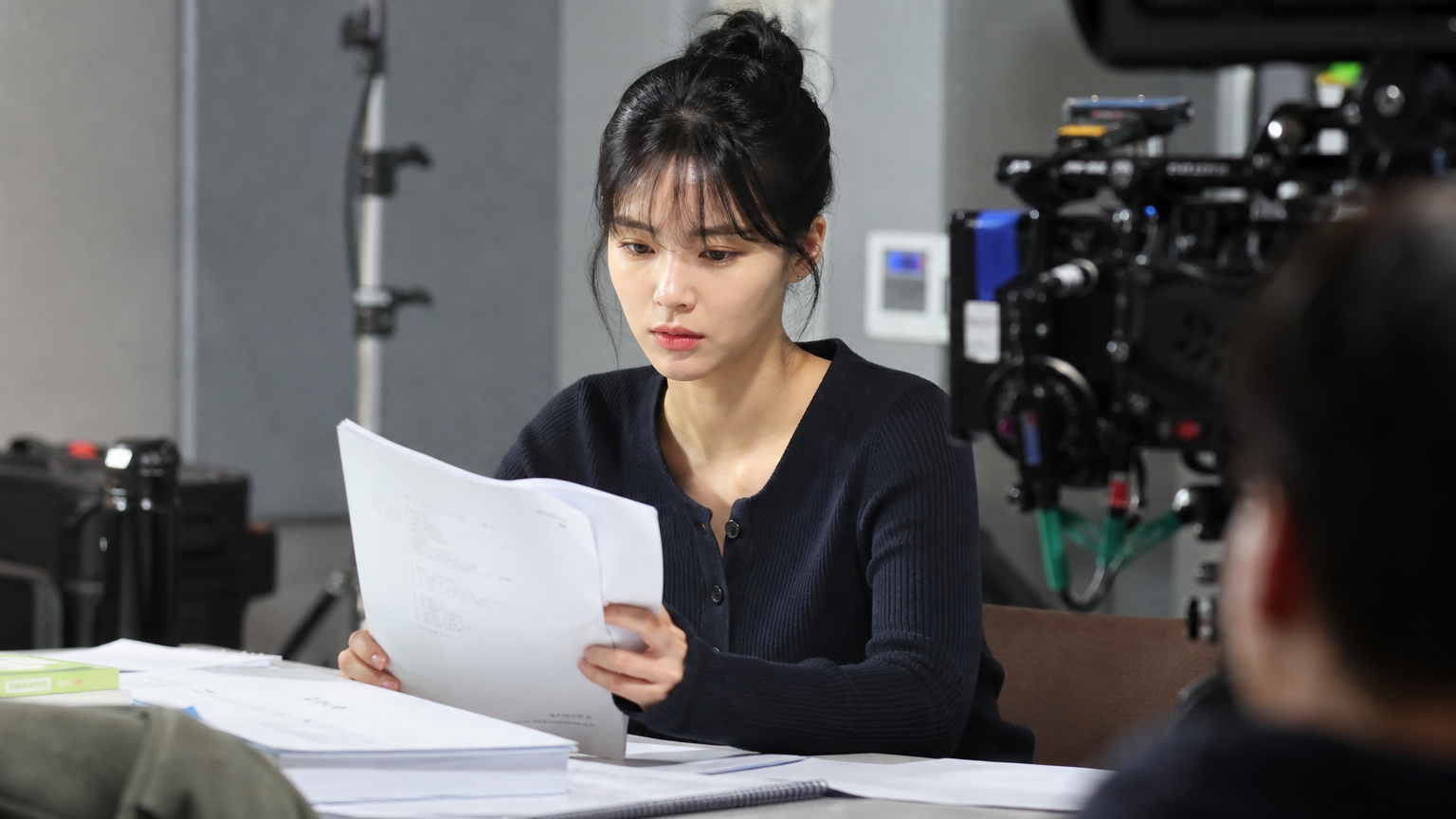 스튜디오에서 대본을 들고 리허설하는 모습의 여배우
