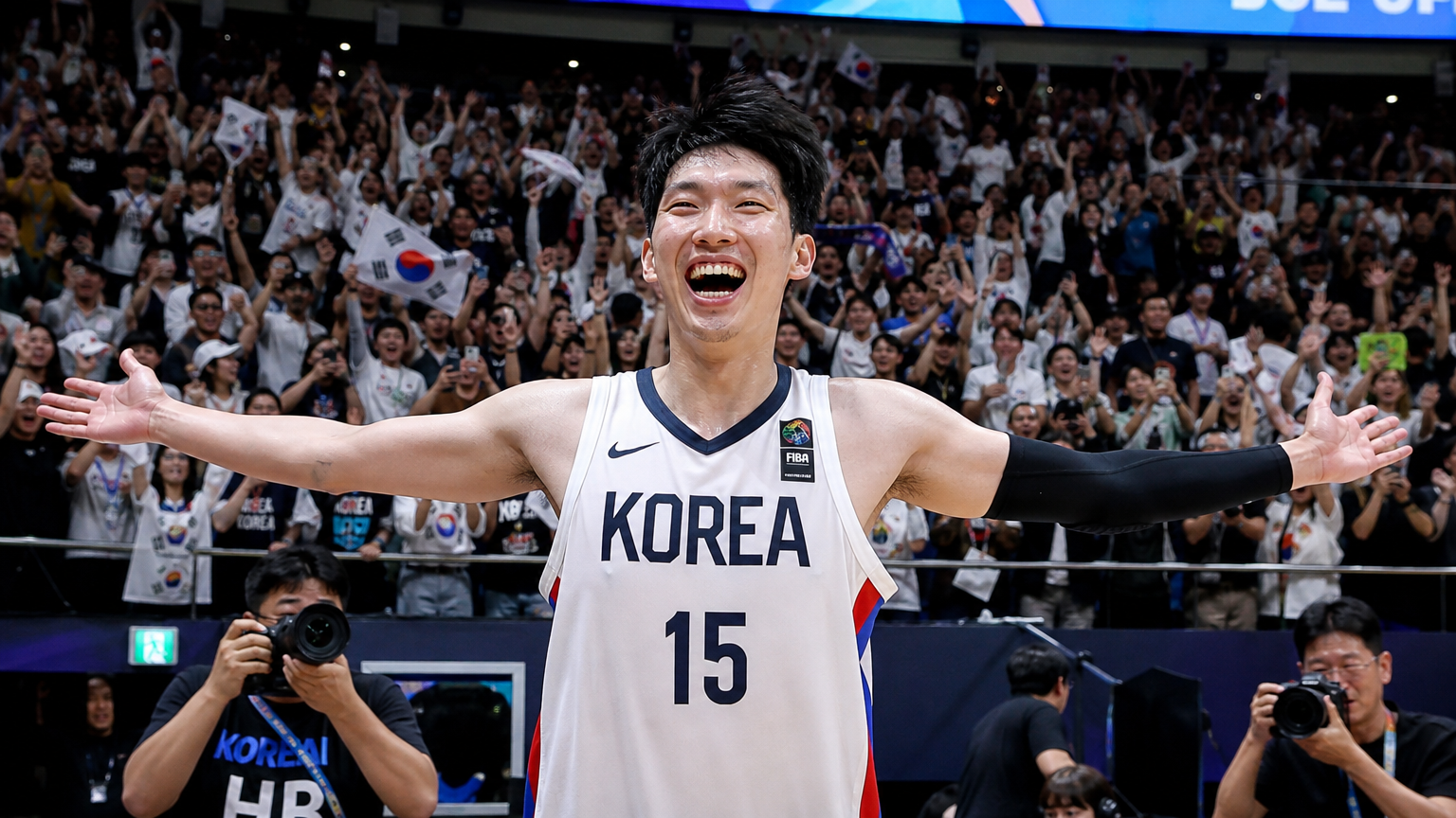 농구 스타 최준용이 관중의 환호 속에서 경기장에 서 있는 장면