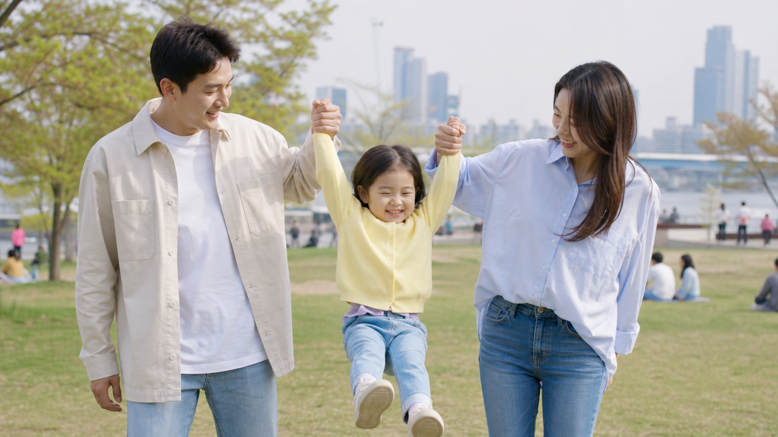 현대적인 한국 가족이 도심 공원에서 즐거운 시간을 보내는 모습