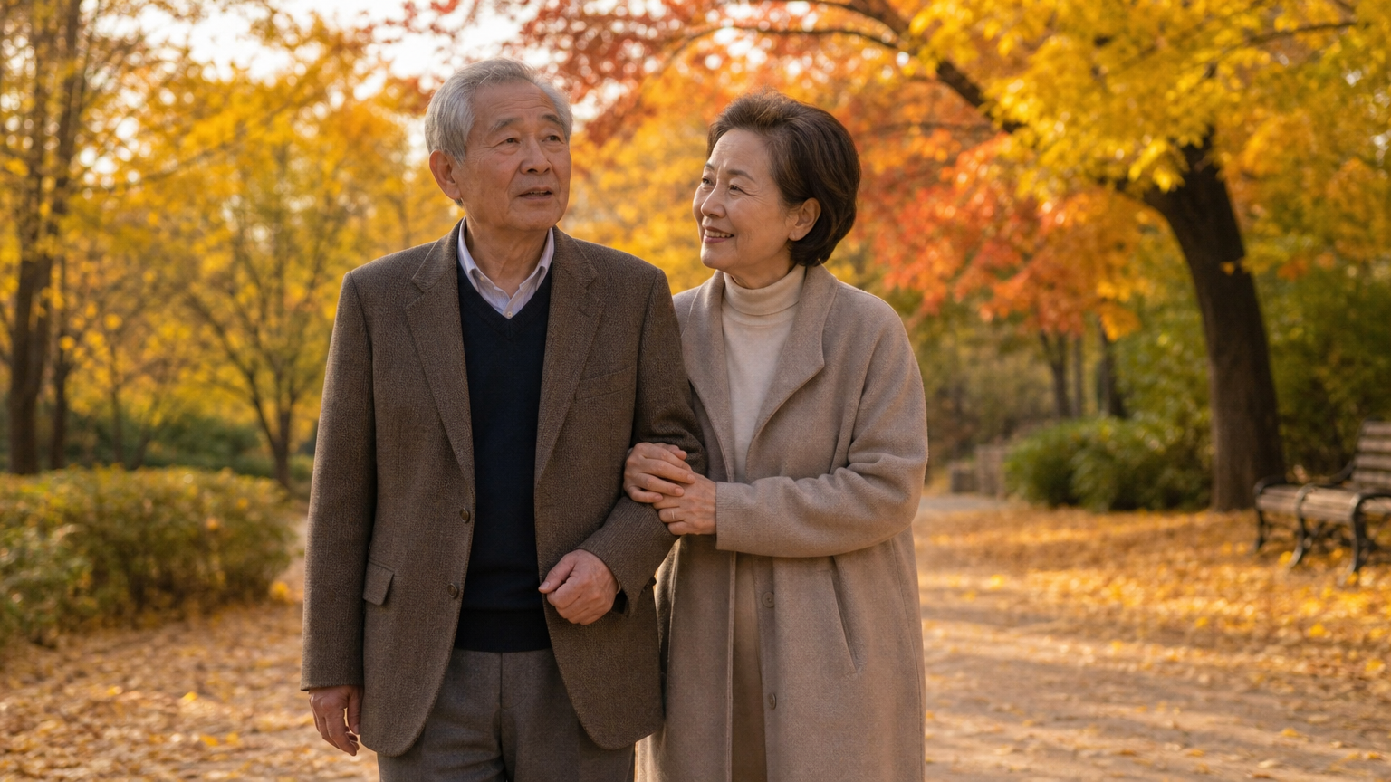 가을 공원을 걷는 노부부 중 한 명은 인지 저하 초기 증상을 보이나 희망적인 모습