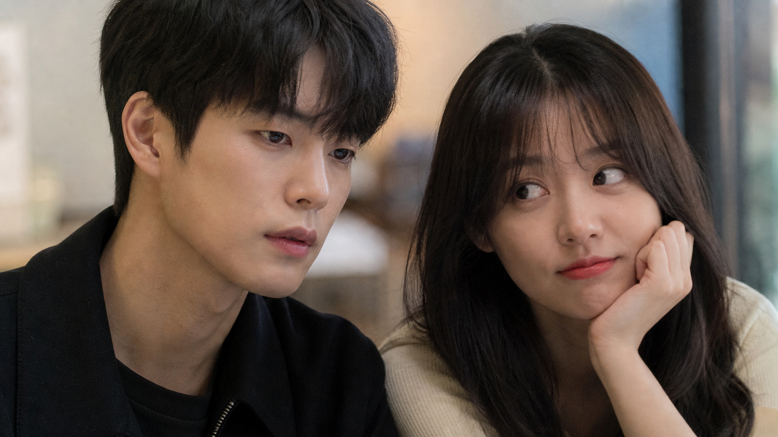 복잡한 감정을 연기하는 두 명의 한국 배우; 하나는 사려 깊고 차분해 보이고 다른 하나는 호기심 넘치는 모습