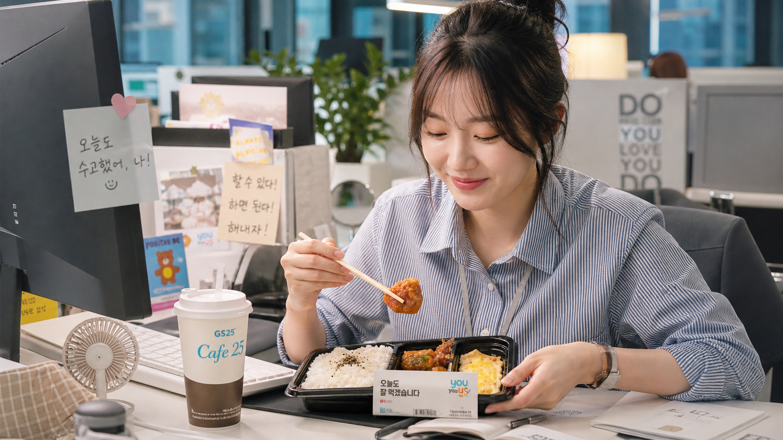 점심 시간에 책상에서 간편식을 즐기는 바쁜 사무직 직원