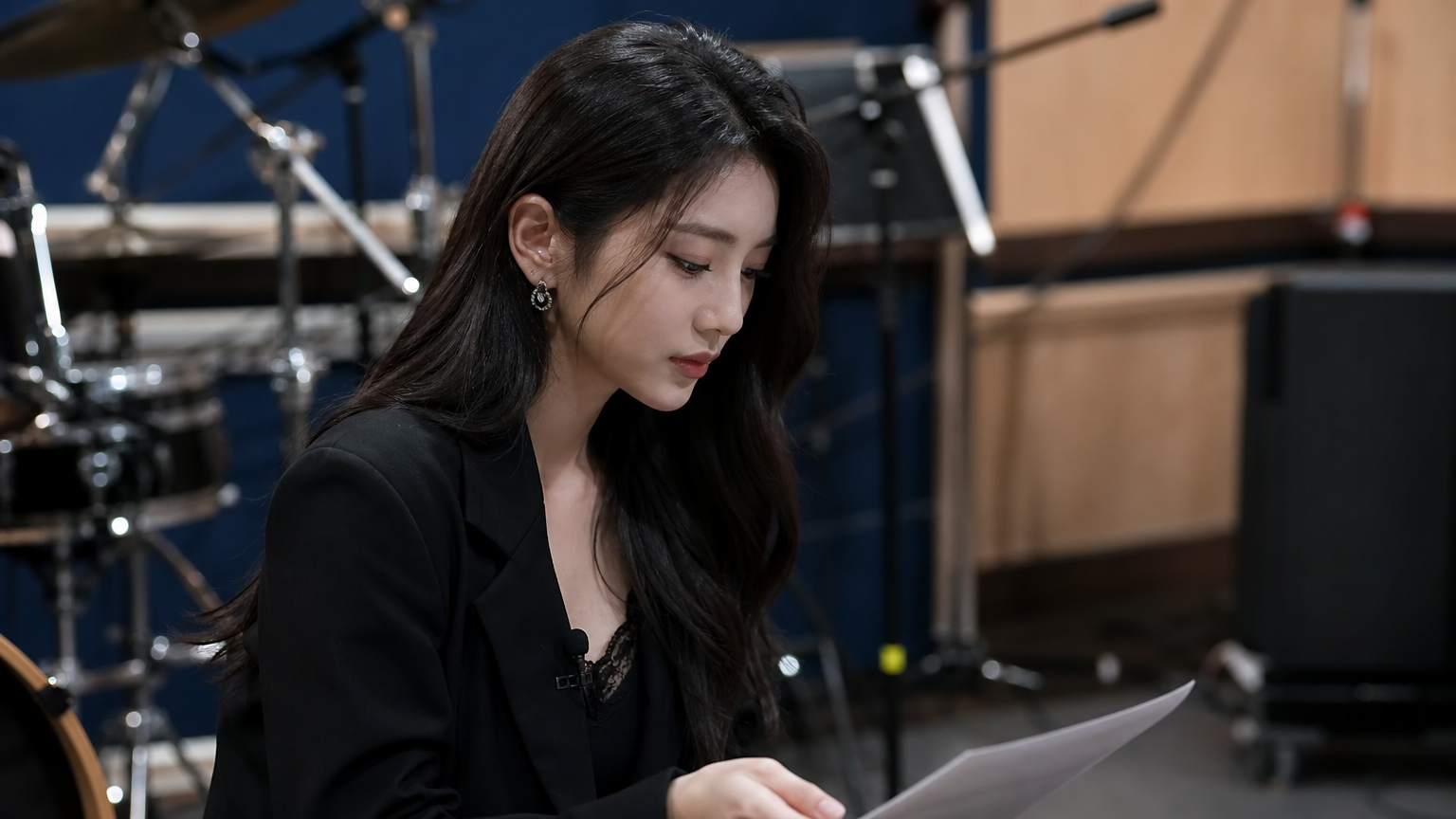 음악 스튜디오에서 무대를 준비하는 결단력 있는 여성