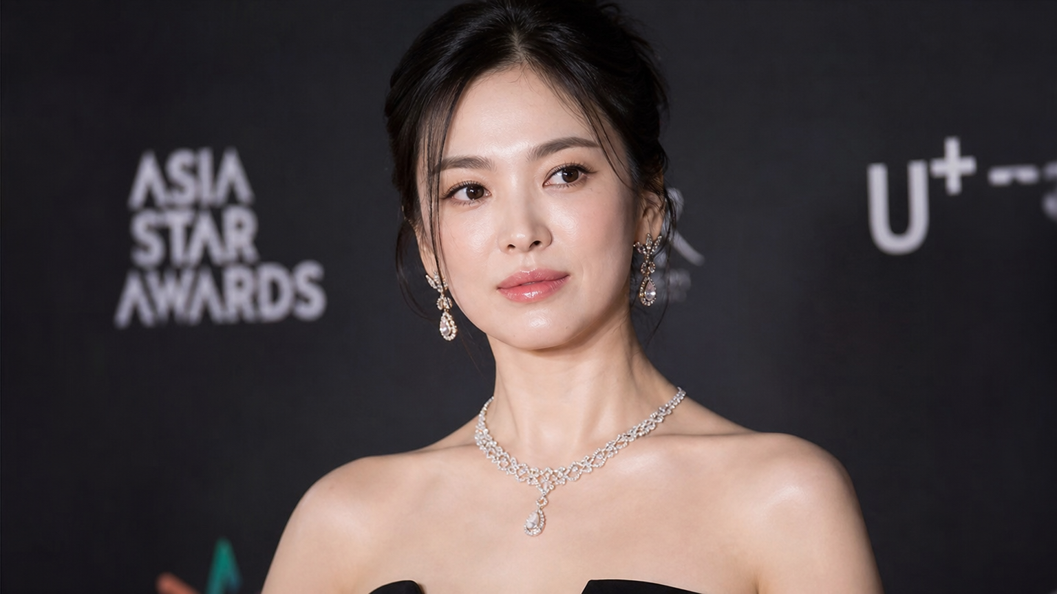 고급스러운 주얼리를 착용하고 목선과 어깨를 돋보이게 하는 세련된 메이크업과 헤어스타일의 송혜교
