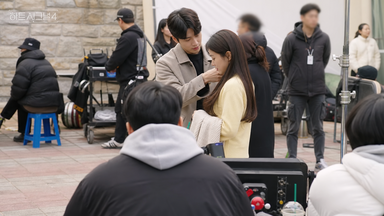 로맨틱 장면 촬영 준비하는 배우들과 바쁜 제작진으로 가득 찬 한국 리얼리티 쇼 현장