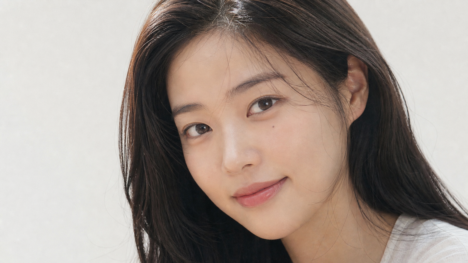 자연스러운 눈썹 메이크업을 한 한국 여배우의 깨끗하고 청순한 모습