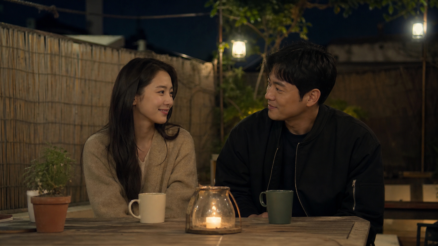 조용한 분위기의 카페 테라스에서 데이트를 즐기는 두 연예인의 모습