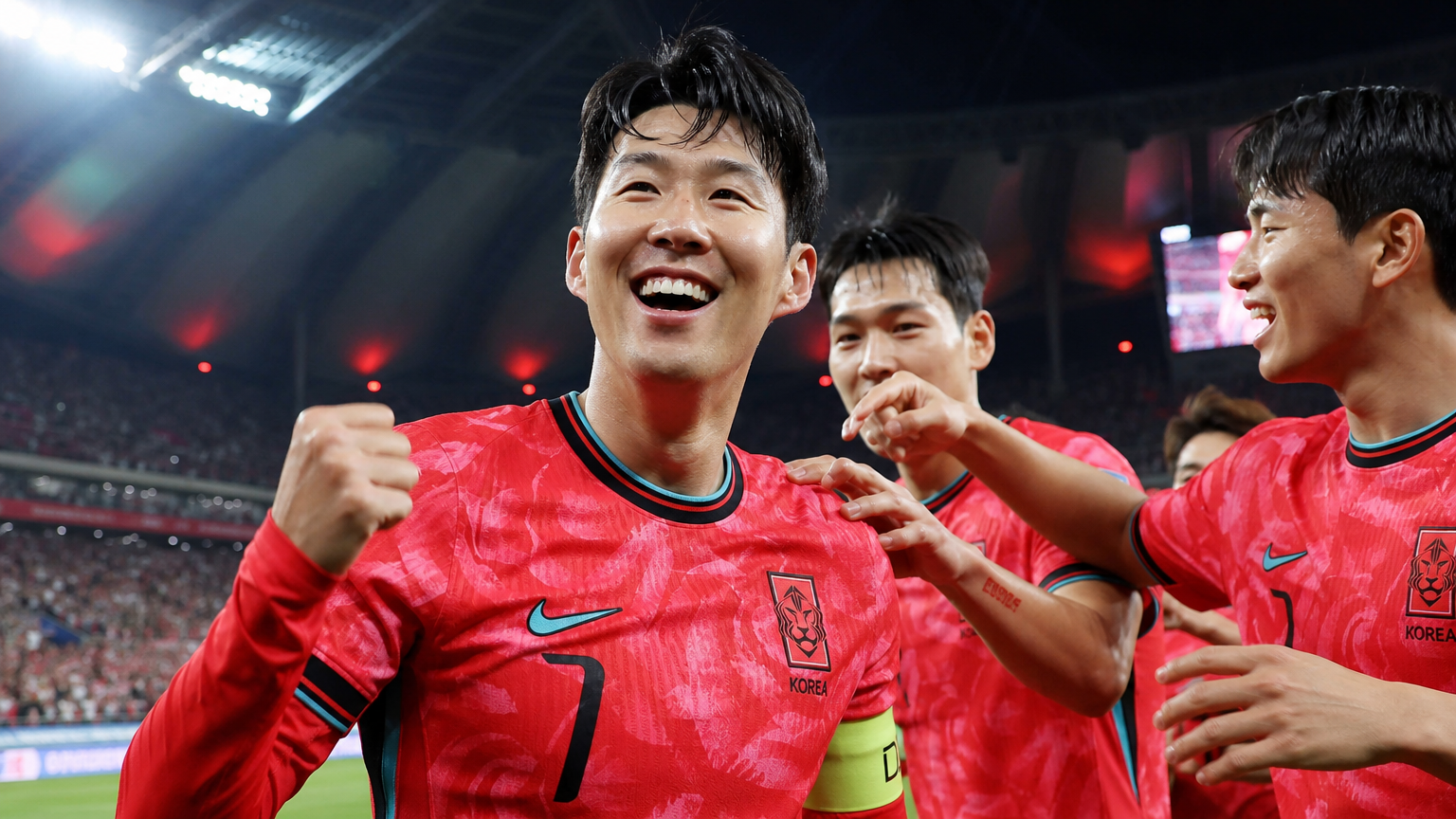 서울월드컵경기장에서 골을 넣고 동료들과 함께 환호하는 손흥민 선수