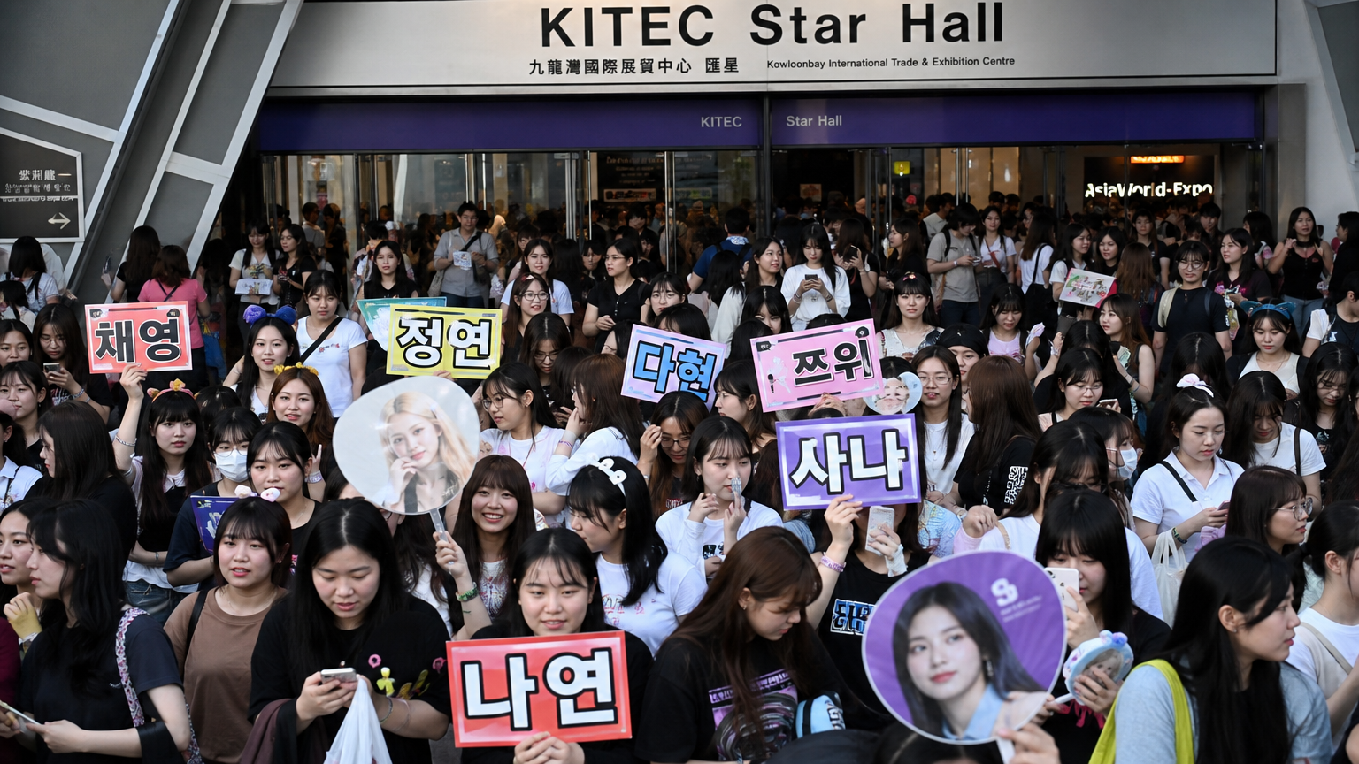 홍콩 KITEC 스타홀 앞에서 팬들이 모여 있는 활기찬 모습