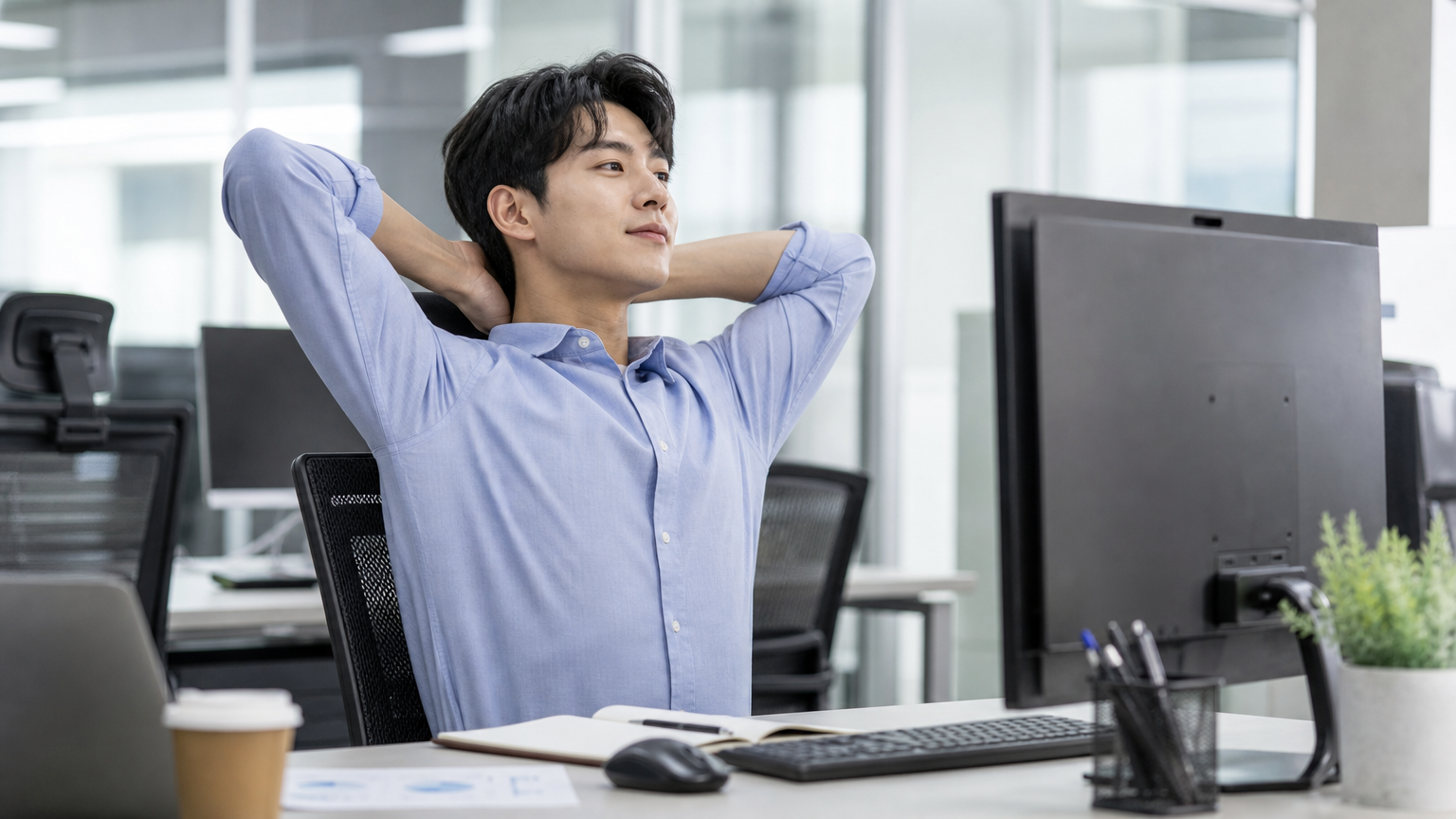 사무실에서 책상에 앉아 스트레칭하는 한국 직장인의 모습
