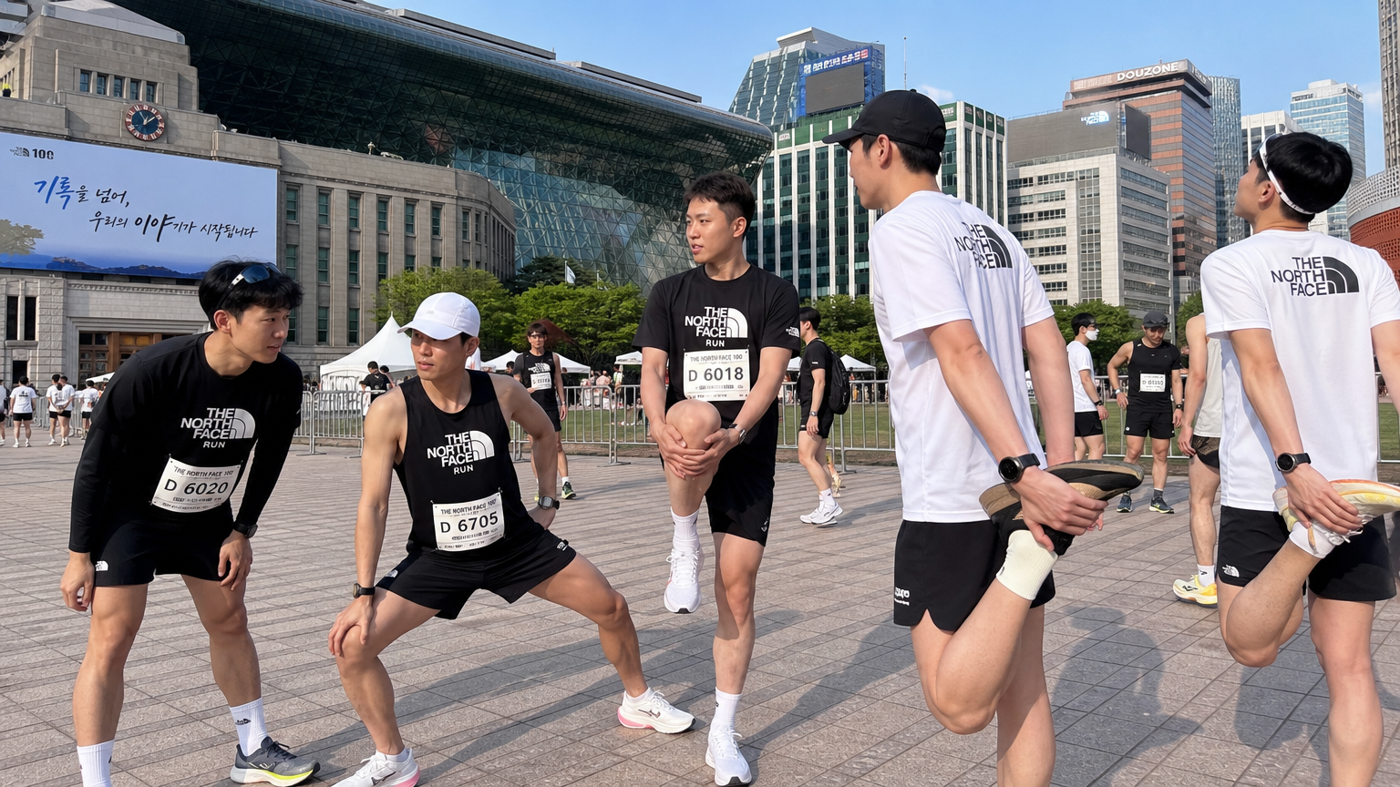 서울광장에서 대회를 준비하며 스트레칭하는 한국 러너들의 모습