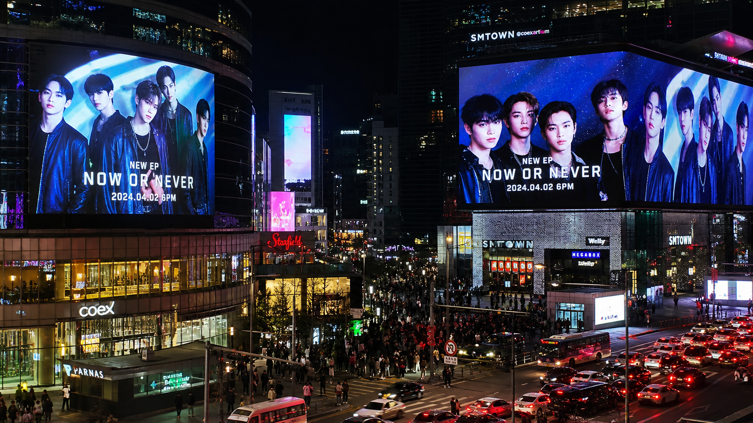 서울 도심에서 화려한 광고판과 함께 새롭게 주목받는 걸그룹